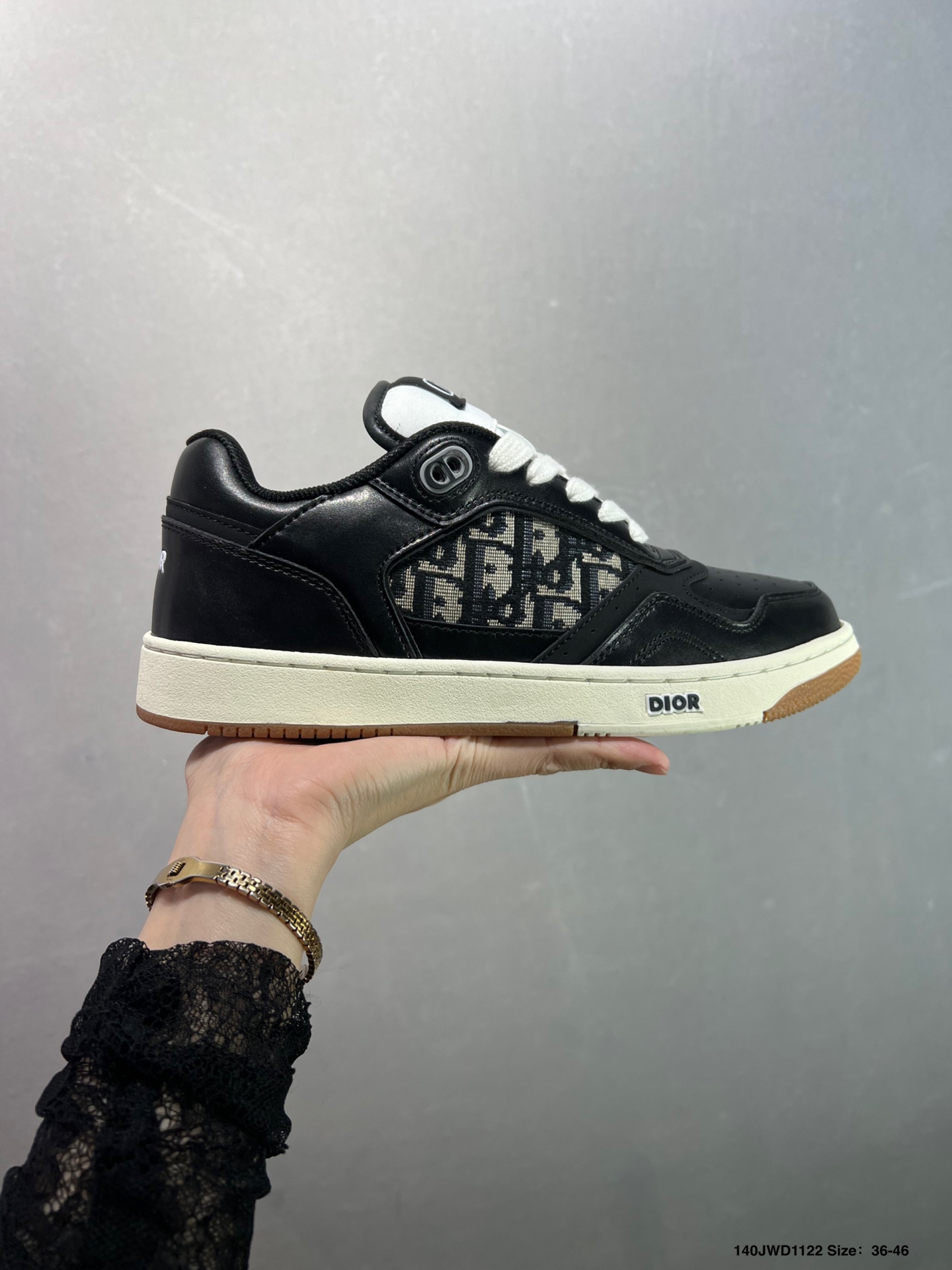 💰160
✅Dior 迪奥最新配色B30系列  老爹运动鞋 全新B30运动鞋 
顺应复古市场的趋势的 Dad Shoes风格鞋款鞋舌上的Dior标志 也注明了这双鞋是B30的型号！B30运用了质感细腻的皮革和网眼布面材质拼接成鞋身，鞋身两侧有显眼的字母CD 表明身份，鞋身多处线条勾勒细节 让鞋子看起来不那么单调、复古味十足
货号: 3SN279ZMB969420
尺码：39-45
编码：140JWD1122