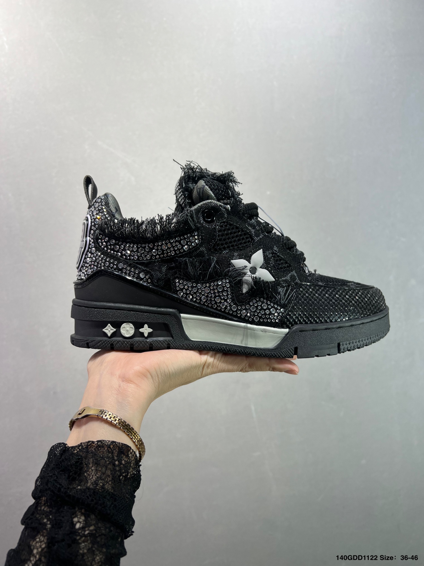 💰200
✅路易威登/Louis Vuitton  LV路易威登板鞋      
新款 LV Trainer最新配色运动鞋  L家 篮球鞋风格运动鞋   该鞋由艺术总监 VIRGIL ABLOH设计 垫脚聚米微料加透气英伦网布  细节原版一致 Size:36-46 ID:140GDD1122