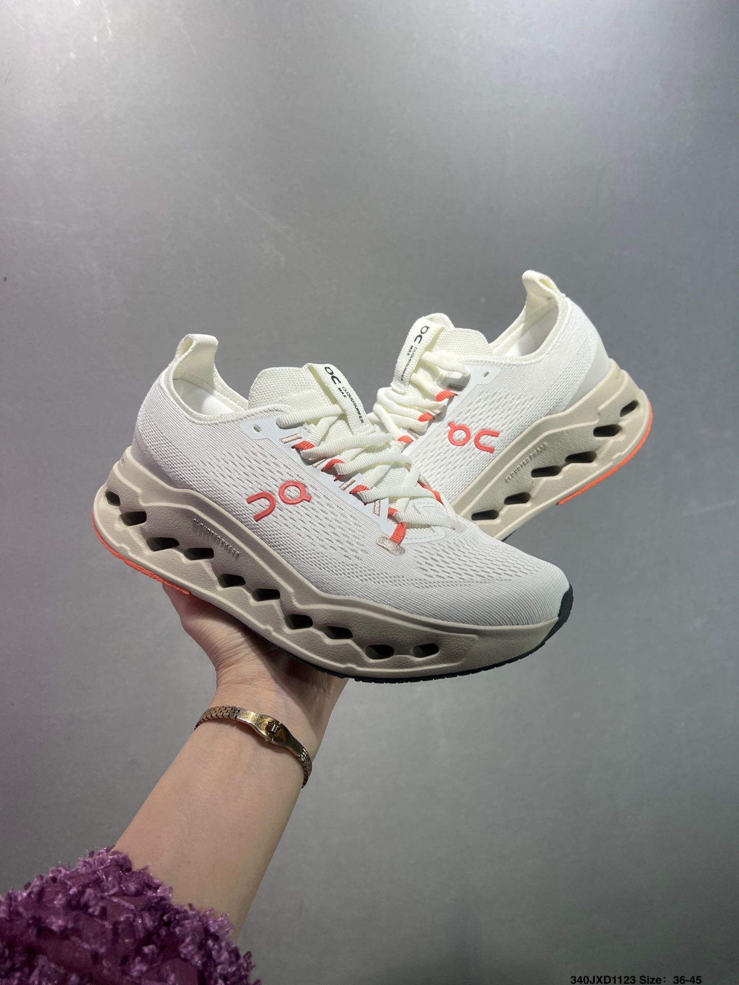 🈴️💰140
公司级✅On昂跑 Cloudsurfer Max 舒适柔软透气跑步鞋
轻量运动休闲鞋
轻量透气的工程网格结合环保人造麂皮 衬托出活力醒目的视觉效果 饰有品牌Logo的TPU鞋带扣 让系带方式别具一格
是日常穿搭旅行和城市探索的理想之选
货号:3WF30221211
尺码:36 36.5 37.5 38 38.5 39 40 40.5 41 42 42.5 43 44 45 ID:340JXD1123