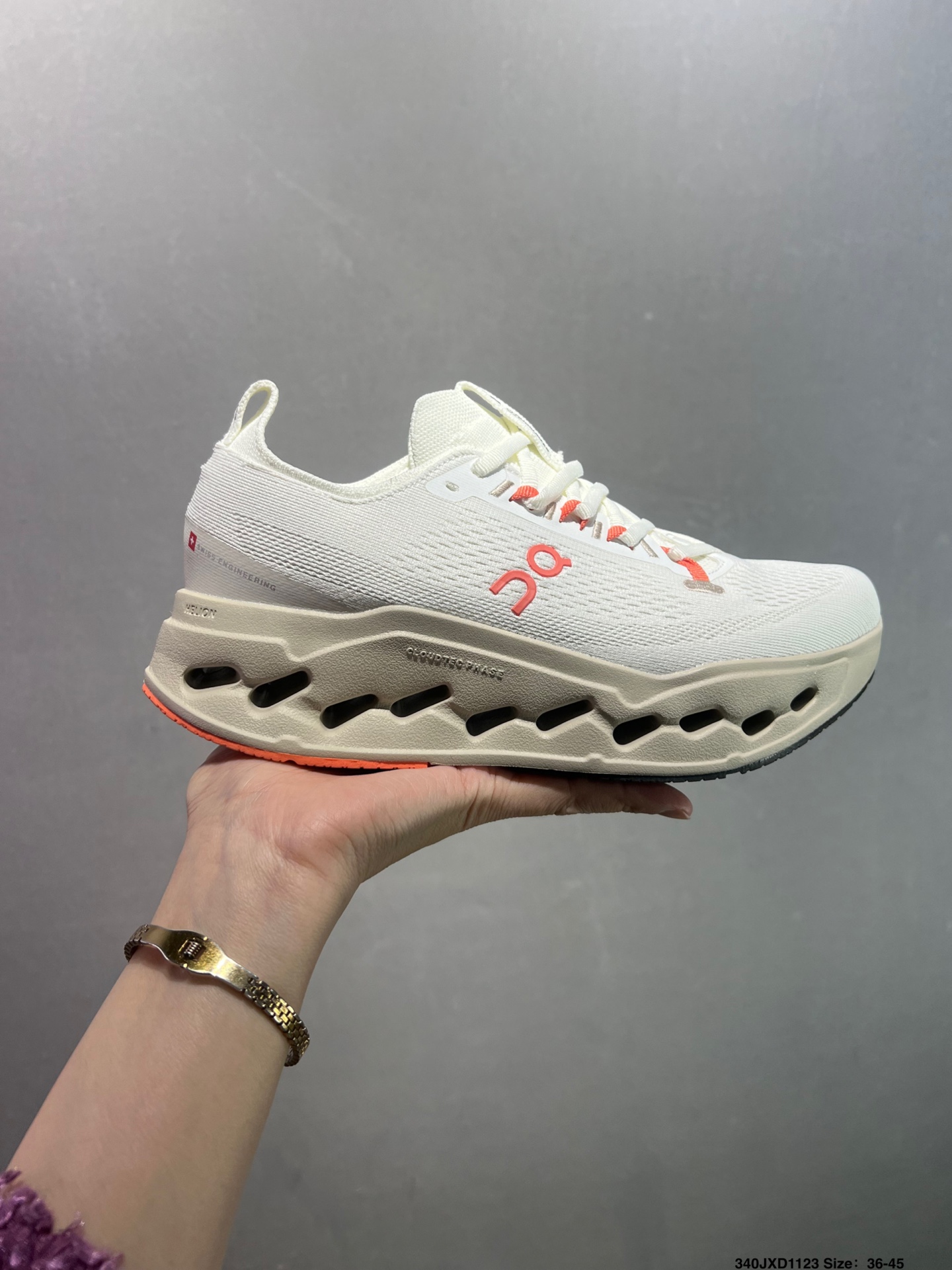 💰140
公司级✅On昂跑 Cloudsurfer Max 舒适柔软透气跑步鞋
轻量运动休闲鞋
轻量透气的工程网格结合环保人造麂皮 衬托出活力醒目的视觉效果 饰有品牌Logo的TPU鞋带扣 让系带方式别具一格
是日常穿搭旅行和城市探索的理想之选
货号:3WF30221211
尺码:36 36.5 37.5 38 38.5 39 40 40.5 41 42 42.5 43 44 45 ID:340JXD1123