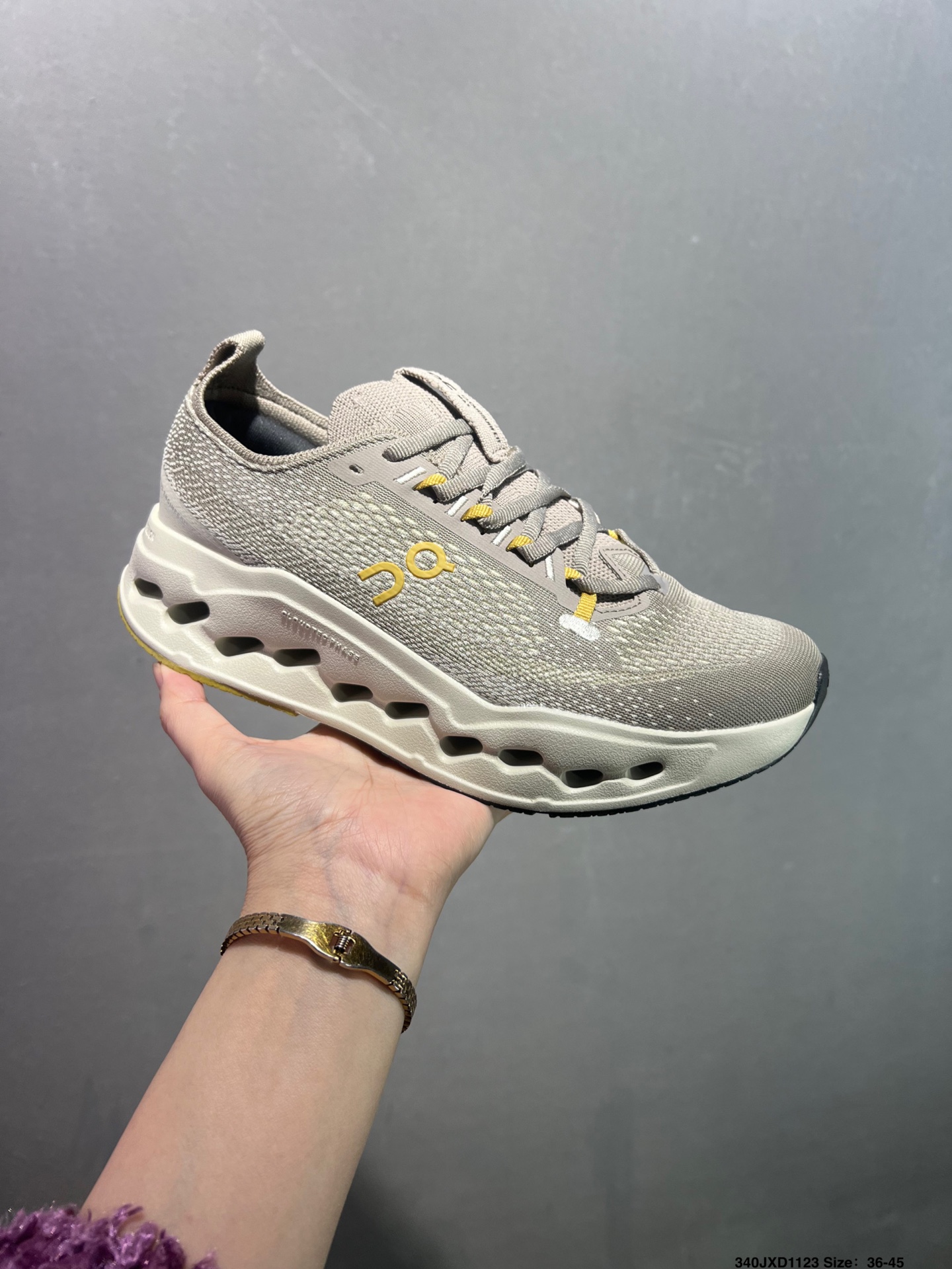 🈴️💰140
公司级✅On昂跑 Cloudsurfer Max 舒适柔软透气跑步鞋
轻量运动休闲鞋
轻量透气的工程网格结合环保人造麂皮 衬托出活力醒目的视觉效果 饰有品牌Logo的TPU鞋带扣 让系带方式别具一格
是日常穿搭旅行和城市探索的理想之选
货号:3WF30221211
尺码:36 36.5 37.5 38 38.5 39 40 40.5 41 42 42.5 43 44 45 ID:340JXD1123