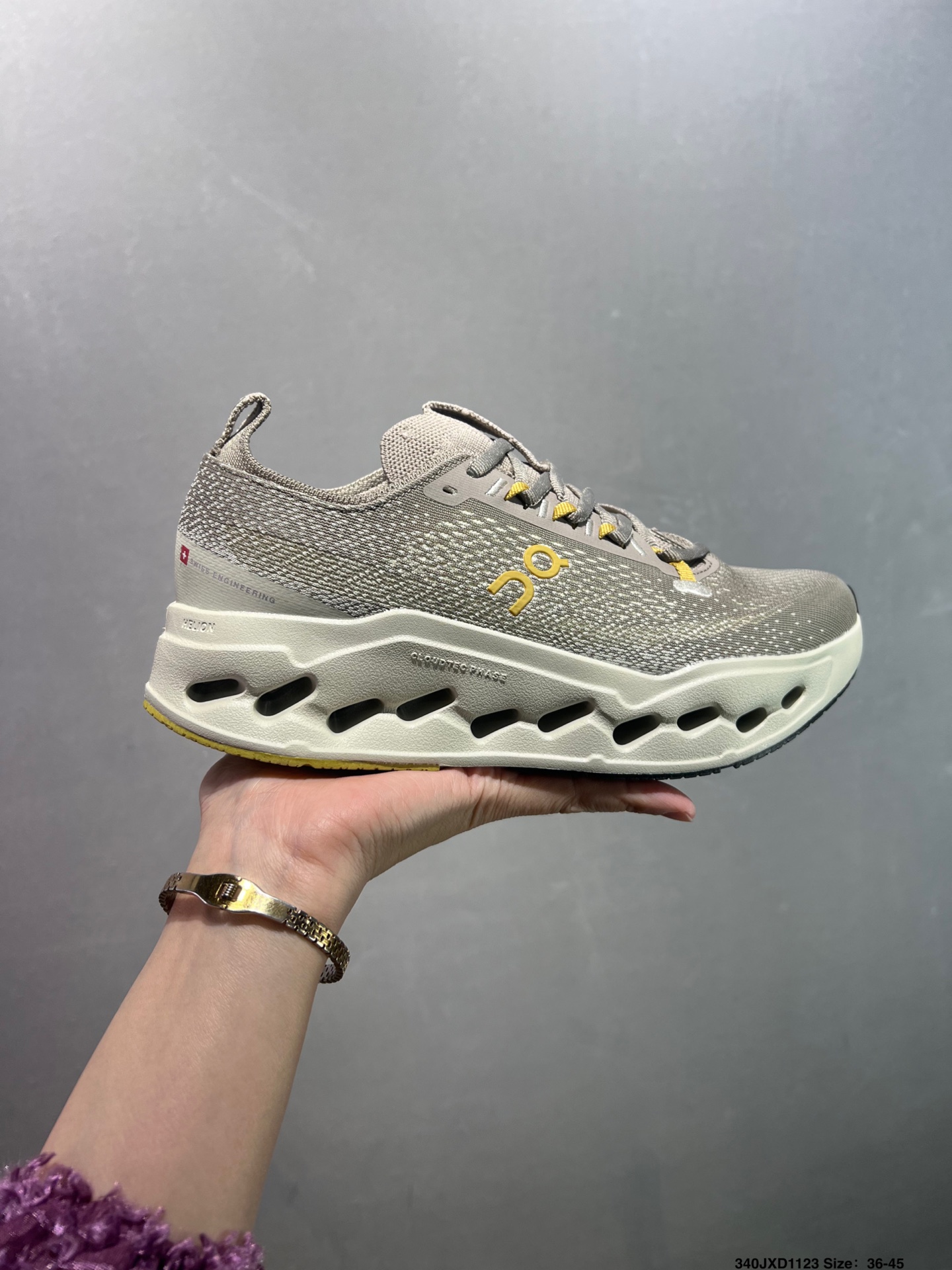 💰140
公司级✅On昂跑 Cloudsurfer Max 舒适柔软透气跑步鞋
轻量运动休闲鞋
轻量透气的工程网格结合环保人造麂皮 衬托出活力醒目的视觉效果 饰有品牌Logo的TPU鞋带扣 让系带方式别具一格
是日常穿搭旅行和城市探索的理想之选
货号:3WF30221211
尺码:36 36.5 37.5 38 38.5 39 40 40.5 41 42 42.5 43 44 45 ID:340JXD1123