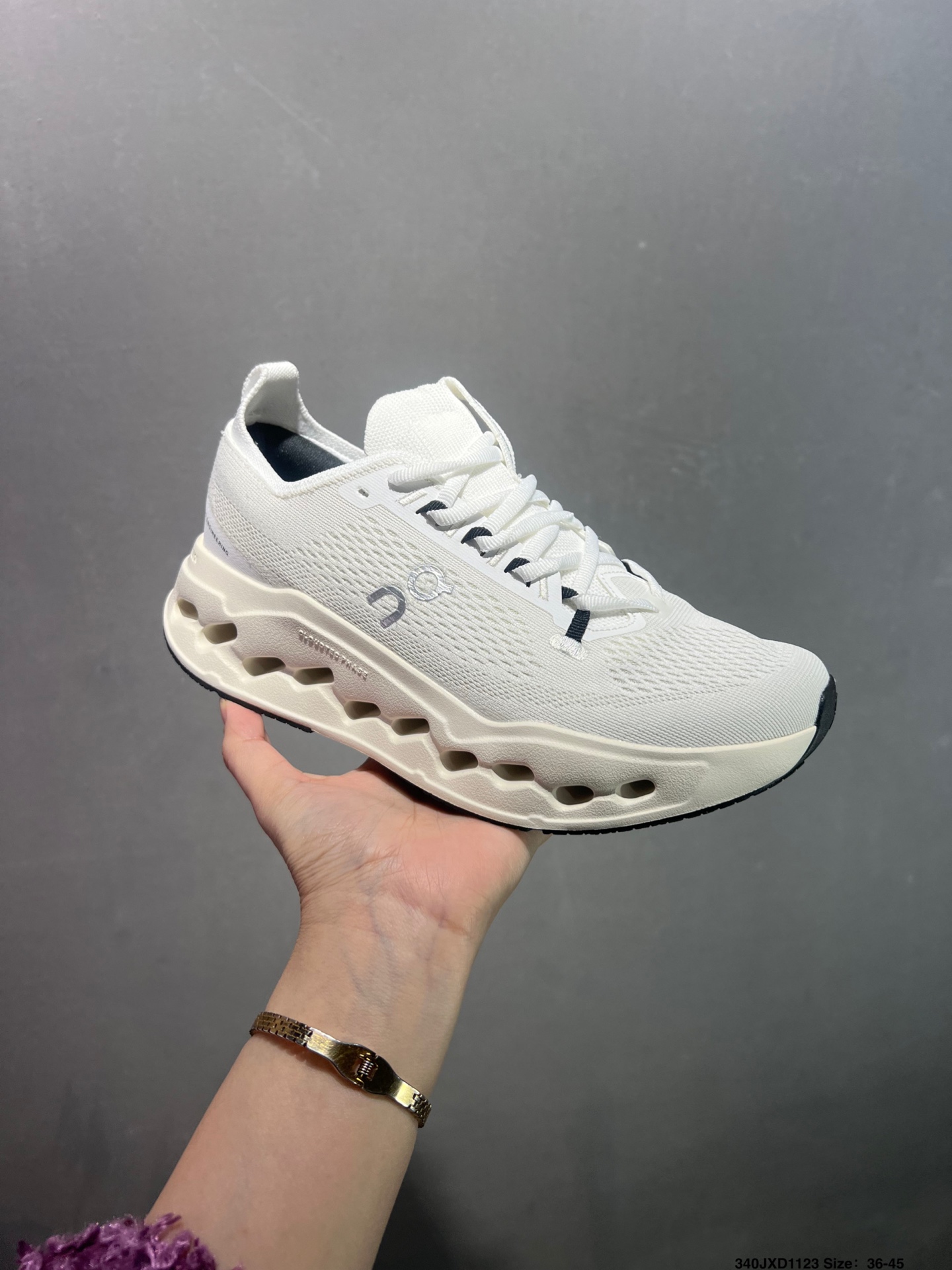 🈴️💰140
公司级✅On昂跑 Cloudsurfer Max 舒适柔软透气跑步鞋
轻量运动休闲鞋
轻量透气的工程网格结合环保人造麂皮 衬托出活力醒目的视觉效果 饰有品牌Logo的TPU鞋带扣 让系带方式别具一格
是日常穿搭旅行和城市探索的理想之选
货号:3WF30221211
尺码:36 36.5 37.5 38 38.5 39 40 40.5 41 42 42.5 43 44 45 ID:340JXD1123