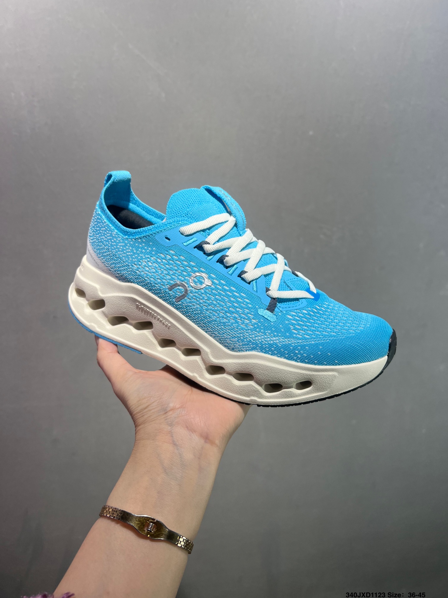 🈴️💰140
公司级✅On昂跑 Cloudsurfer Max 舒适柔软透气跑步鞋
轻量运动休闲鞋
轻量透气的工程网格结合环保人造麂皮 衬托出活力醒目的视觉效果 饰有品牌Logo的TPU鞋带扣 让系带方式别具一格
是日常穿搭旅行和城市探索的理想之选
货号:3WF30221211
尺码:36 36.5 37.5 38 38.5 39 40 40.5 41 42 42.5 43 44 45 ID:340JXD1123