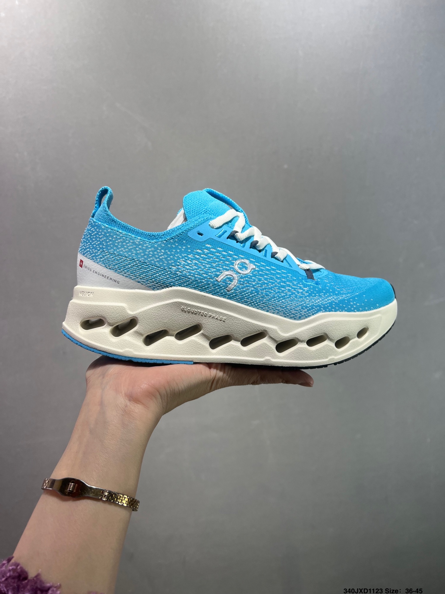 💰140
公司级✅On昂跑 Cloudsurfer Max 舒适柔软透气跑步鞋
轻量运动休闲鞋
轻量透气的工程网格结合环保人造麂皮 衬托出活力醒目的视觉效果 饰有品牌Logo的TPU鞋带扣 让系带方式别具一格
是日常穿搭旅行和城市探索的理想之选
货号:3WF30221211
尺码:36 36.5 37.5 38 38.5 39 40 40.5 41 42 42.5 43 44 45 ID:340JXD1123