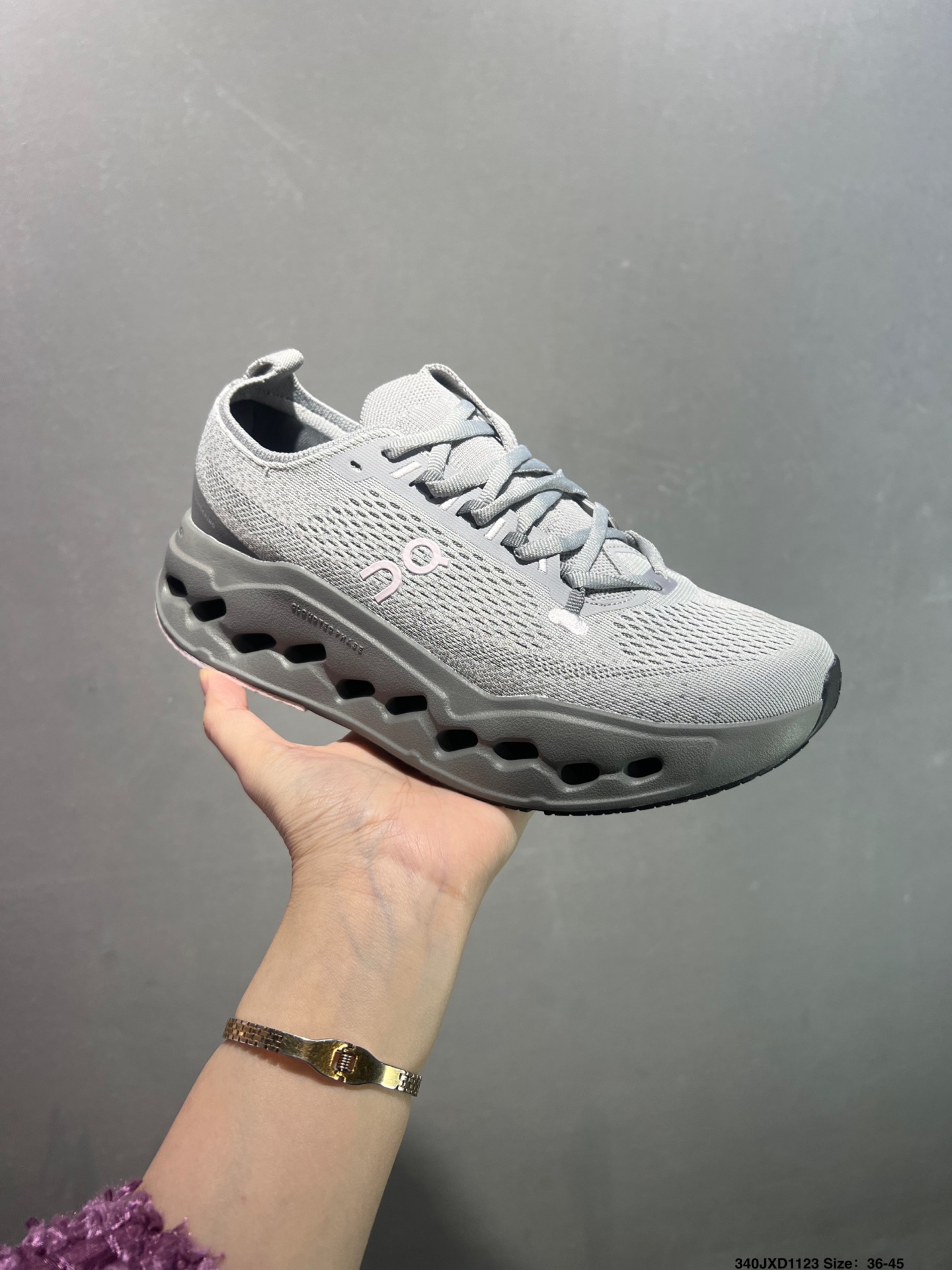 🈴️💰140
公司级✅On昂跑 Cloudsurfer Max 舒适柔软透气跑步鞋
轻量运动休闲鞋
轻量透气的工程网格结合环保人造麂皮 衬托出活力醒目的视觉效果 饰有品牌Logo的TPU鞋带扣 让系带方式别具一格
是日常穿搭旅行和城市探索的理想之选
货号:3WF30221211
尺码:36 36.5 37.5 38 38.5 39 40 40.5 41 42 42.5 43 44 45 ID:340JXD1123