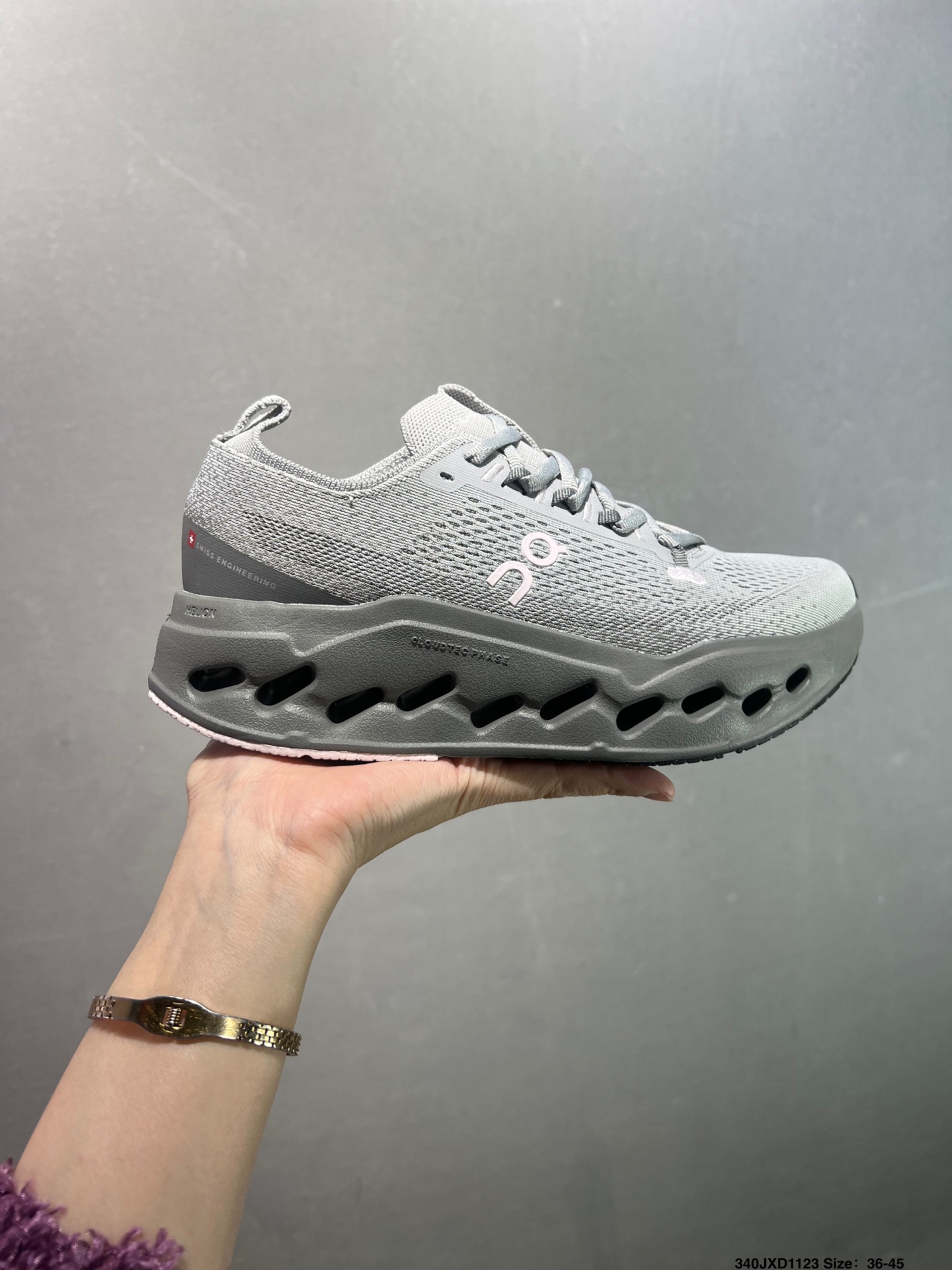 💰140
公司级✅On昂跑 Cloudsurfer Max 舒适柔软透气跑步鞋
轻量运动休闲鞋
轻量透气的工程网格结合环保人造麂皮 衬托出活力醒目的视觉效果 饰有品牌Logo的TPU鞋带扣 让系带方式别具一格
是日常穿搭旅行和城市探索的理想之选
货号:3WF30221211
尺码:36 36.5 37.5 38 38.5 39 40 40.5 41 42 42.5 43 44 45 ID:340JXD1123