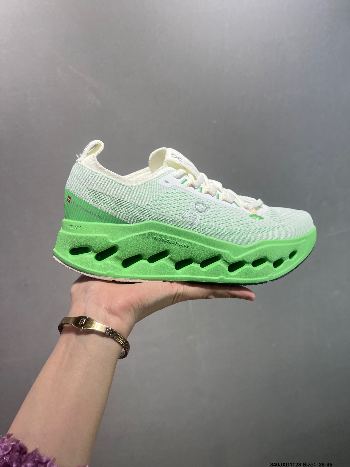 💰140
公司级✅On昂跑 Cloudsurfer Max 舒适柔软透气跑步鞋
轻量运动休闲鞋
轻量透气的工程网格结合环保人造麂皮 衬托出活力醒目的视觉效果 饰有品牌Logo的TPU鞋带扣 让系带方式别具一格
是日常穿搭旅行和城市探索的理想之选
货号:3WF30221211
尺码:36 36.5 37.5 38 38.5 39 40 40.5 41 42 42.5 43 44 45 ID:340JXD1123