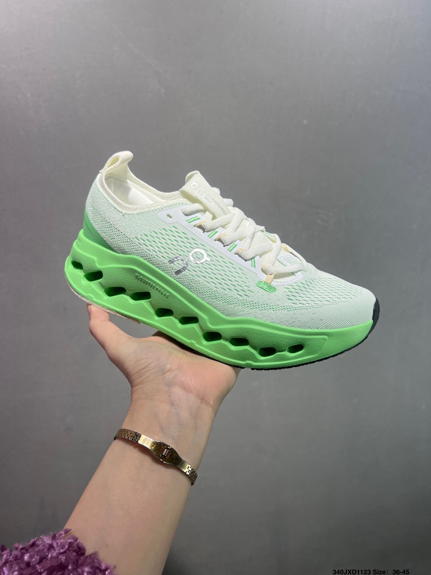 🈴️💰140
公司级✅On昂跑 Cloudsurfer Max 舒适柔软透气跑步鞋
轻量运动休闲鞋
轻量透气的工程网格结合环保人造麂皮 衬托出活力醒目的视觉效果 饰有品牌Logo的TPU鞋带扣 让系带方式别具一格
是日常穿搭旅行和城市探索的理想之选
货号:3WF30221211
尺码:36 36.5 37.5 38 38.5 39 40 40.5 41 42 42.5 43 44 45 ID:340JXD1123