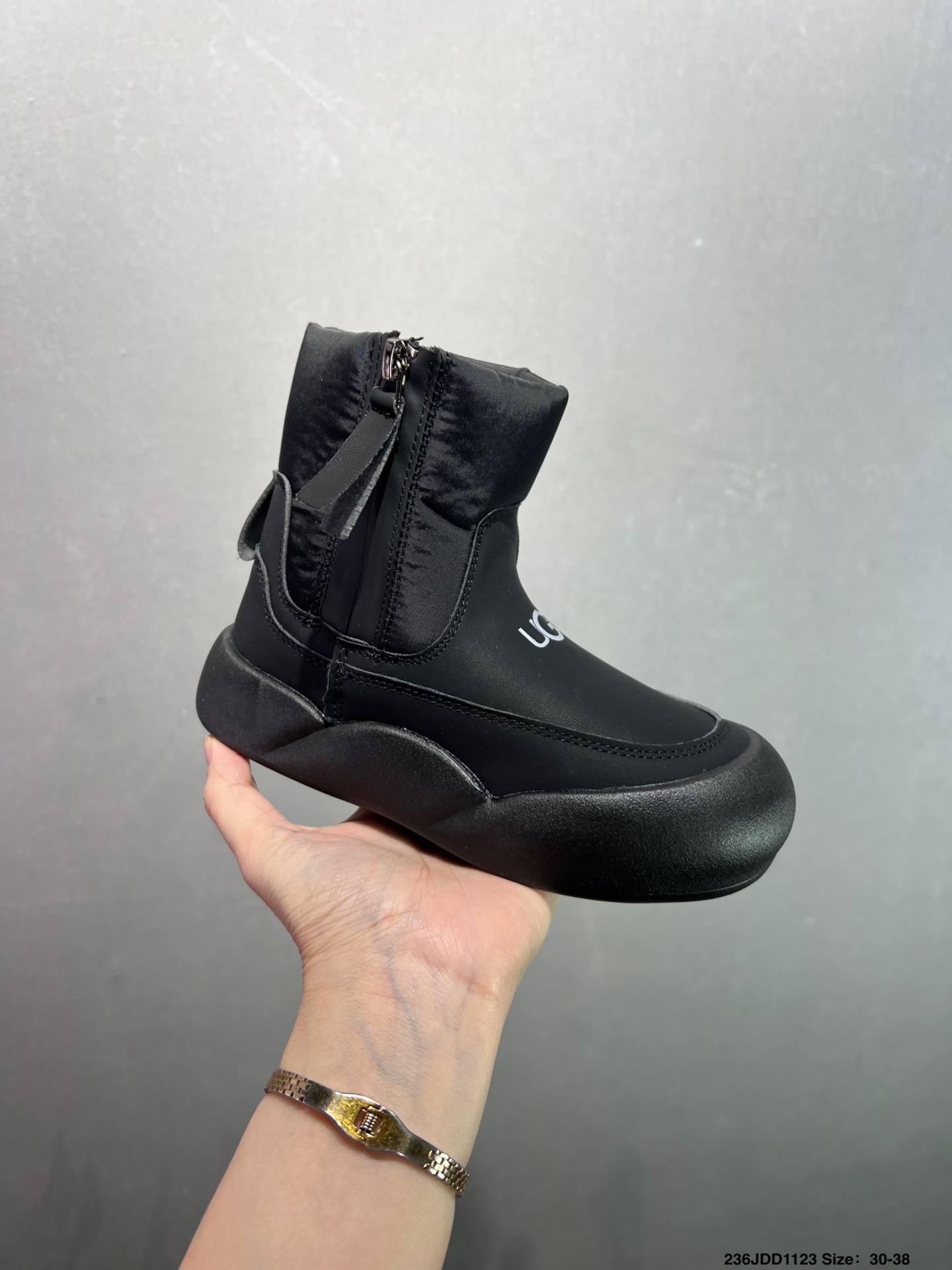 NO:617275,[Children's shoes] UGG snow boots, high-top boots, fashionable and comfortable children's casual shoes, playful and cute, versatile styles, American light luxury brand UGG flat series winter snow leisure warm fur snow boots. Official synchronization packaging Inspection standard The material is made of original anti-fouling and waterproof leather, non-slip and wear-resistant light wing outsole, full of warmth performance, severe cold season. Cut velvet in one piece 1.1 Longfeng raw material Treadlite by  UGG. Light wing outsole will bring you a novel and unique experience of warmth and comfort. Size 30-38 code QWNS1121LJL, snow boots, boots,19860909【童鞋】UGG雪地靴 高帮靴 时尚舒适儿童休闲鞋俏皮可爱的百变造型, 美国轻奢品牌UGG 平底系列冬季 雪地休闲保暖毛毛雪地靴.官方同步包装 检验标 材料采用原厂防污防水皮料 防滑耐磨轻翼大底 保暖性能十足 严寒季节.剪绒毛一体 1.1隆丰原材料 Treadlite by UGG.轻翼大底,将给你带来新奇别致的温暖和舒适体验. 尺码30-38 编码QWNS1121LJL,雪地靴,boots,,Children's