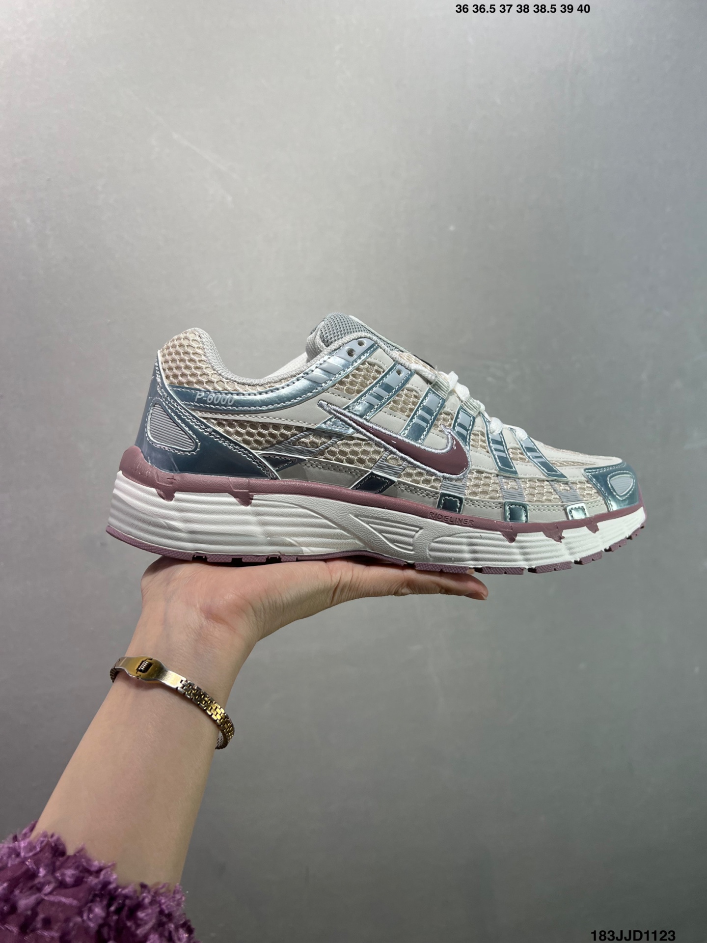 耐克 (NIKE)2025年新款 AIR MAX FIRE休闲鞋 气垫百搭厚底增高老爹运动跑步鞋IF2621-002 时尚利落,富有支撑力,是 Air Max 系列的热门鞋款. 合成材质与织物组合鞋面塑就出众耐穿性和结构感,搭配后跟 Air Max 缓震配置,缔造舒适缓震体验.Air Max 缓震配置舒适回弹,提供恰到好处的支撑效果,橡胶外底,缔造出色耐穿性和抓地力,合成材质与织物组合鞋面,泡绵中底,橡胶外底.分段式鞋底与 Air Max Plus 的设计相呼应,波浪状的鞋侧条纹则向经典的 Tailwind 系列致敬.特别值得一提的是,后跟处巧妙地安排了反向Swoosh设计,不仅彰显了独特的个性,更为这款鞋增添了不少话题性. 货号: IF2620 编码: 183JJD1123