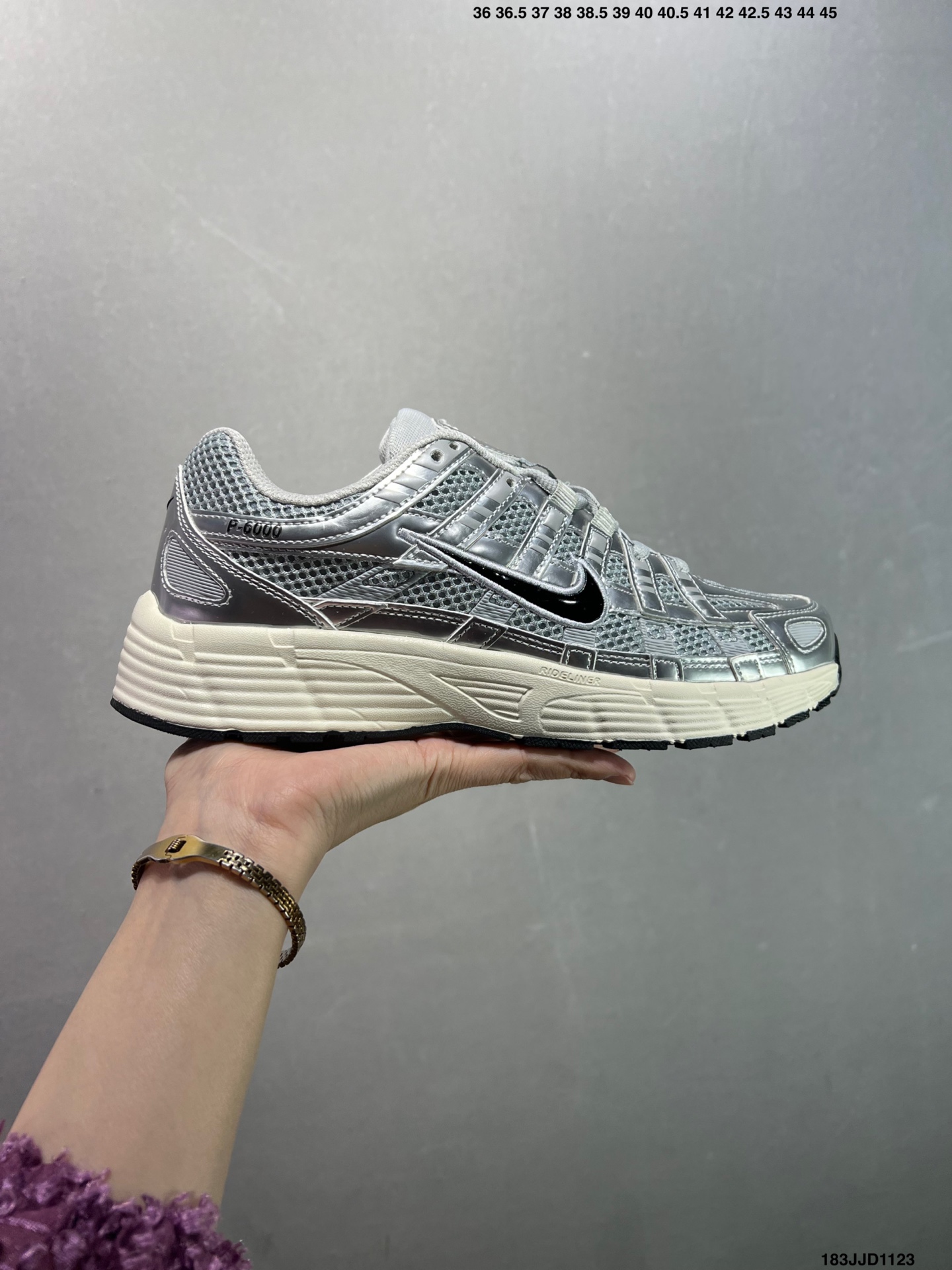 耐克 (NIKE)2025年新款 AIR MAX FIRE休闲鞋 气垫百搭厚底增高老爹运动跑步鞋IF2621-002 时尚利落,富有支撑力,是 Air Max 系列的热门鞋款. 合成材质与织物组合鞋面塑就出众耐穿性和结构感,搭配后跟 Air Max 缓震配置,缔造舒适缓震体验.Air Max 缓震配置舒适回弹,提供恰到好处的支撑效果,橡胶外底,缔造出色耐穿性和抓地力,合成材质与织物组合鞋面,泡绵中底,橡胶外底.分段式鞋底与 Air Max Plus 的设计相呼应,波浪状的鞋侧条纹则向经典的 Tailwind 系列致敬.特别值得一提的是,后跟处巧妙地安排了反向Swoosh设计,不仅彰显了独特的个性,更为这款鞋增添了不少话题性. 货号: IF2620 编码: 183JJD1123