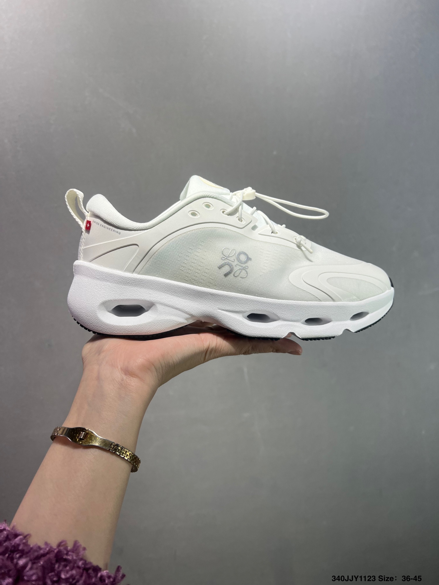 💰115
✅LOEWE x On罗意威昂跑联名Cloudsolo舒适贴合跑步鞋 男女款 浅蓝色 市售最高品质出货 全系列配色均原鞋购入开发打造 全新独立私模 高端零售 外贸平台充正品质 独家定制全套包装 内含防尘袋一个
货号: 3WF30601748
尺码: 36-45 ID:271JJY1123