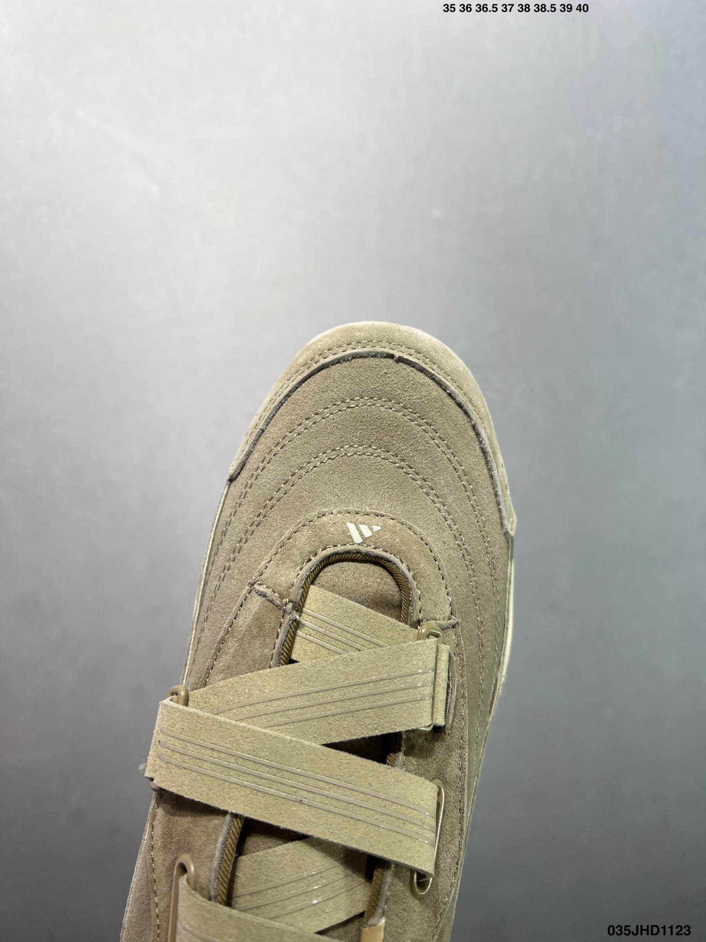 💰140
✅adidas FOS URBAN REVERIE
舒适时尚 阿迪fos芭蕾鞋 
设计感特别强 中底廓形设计
结合了两种缓震技术
绑带设计整体线条优美 显脚瘦
虽然底子有点薄 却异常舒适
官方货号: JQ9388 
尺码: 36 37 37.5 38 38.5 39.5 40 40.5 41.5 42 42.5 43 44 44.5 45
ID：035JHD1123