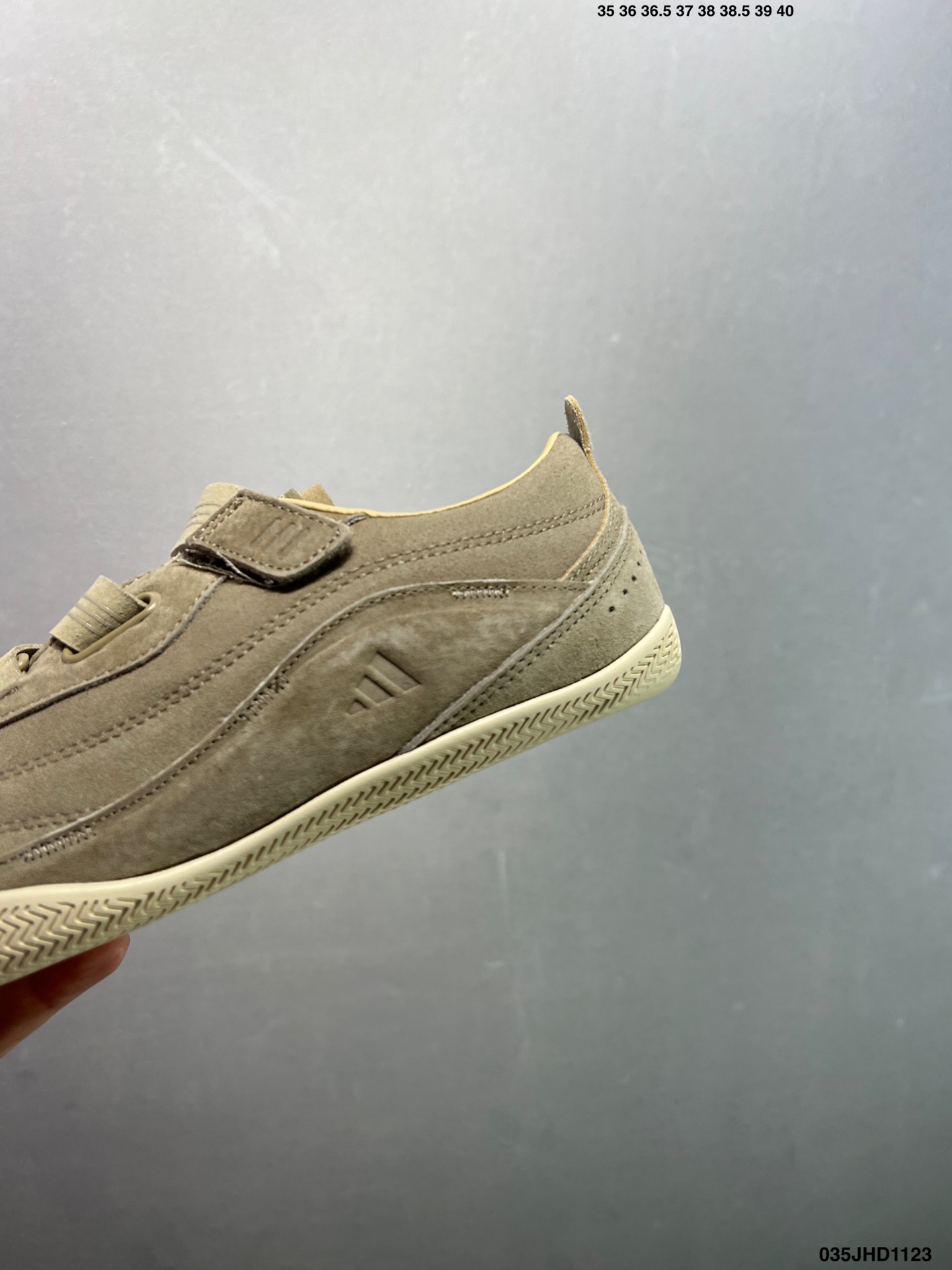 💰140
✅adidas FOS URBAN REVERIE
舒适时尚 阿迪fos芭蕾鞋 
设计感特别强 中底廓形设计
结合了两种缓震技术
绑带设计整体线条优美 显脚瘦
虽然底子有点薄 却异常舒适
官方货号: JQ9388 
尺码: 36 37 37.5 38 38.5 39.5 40 40.5 41.5 42 42.5 43 44 44.5 45
ID：035JHD1123