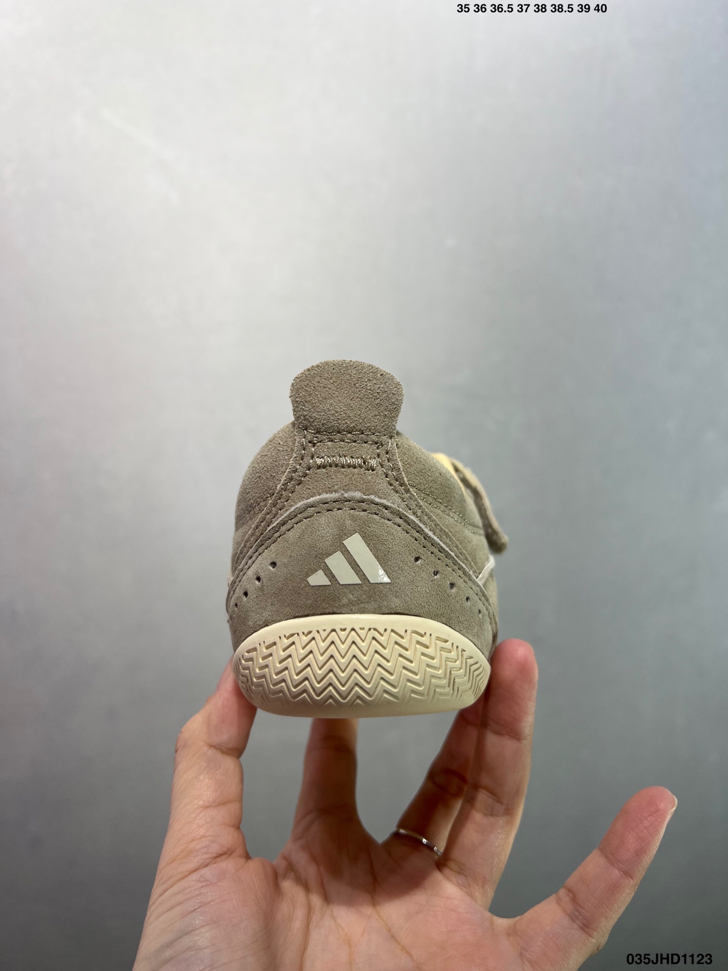 💰140
✅adidas FOS URBAN REVERIE
舒适时尚 阿迪fos芭蕾鞋 
设计感特别强 中底廓形设计
结合了两种缓震技术
绑带设计整体线条优美 显脚瘦
虽然底子有点薄 却异常舒适
官方货号: JQ9388 
尺码: 36 37 37.5 38 38.5 39.5 40 40.5 41.5 42 42.5 43 44 44.5 45
ID：035JHD1123