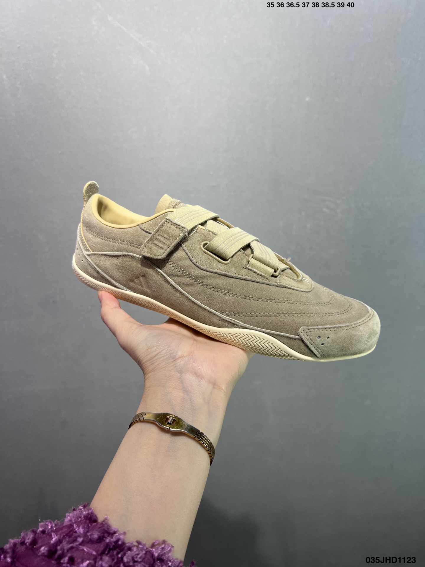 💰140
✅adidas FOS URBAN REVERIE
舒适时尚 阿迪fos芭蕾鞋 
设计感特别强 中底廓形设计
结合了两种缓震技术
绑带设计整体线条优美 显脚瘦
虽然底子有点薄 却异常舒适
官方货号: JQ9388 
尺码: 36 37 37.5 38 38.5 39.5 40 40.5 41.5 42 42.5 43 44 44.5 45
ID：035JHD1123