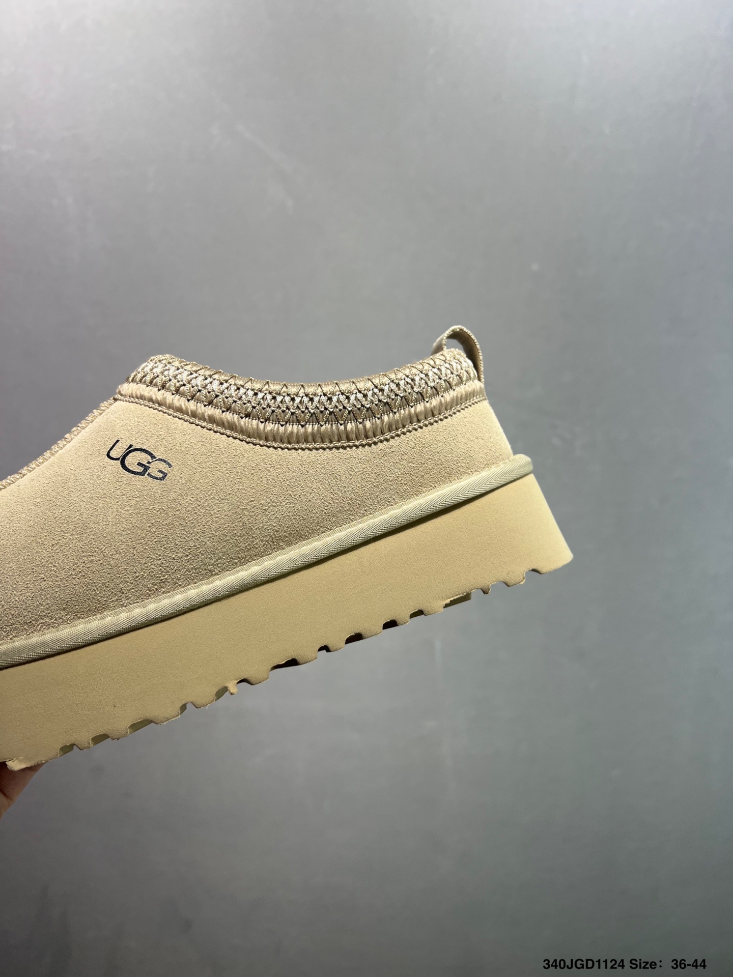 💰120
✅UGG Classic Ultra Mini 周冬雨 王一博同款 薄底短款雪地靴 小红书爆款
羊毛一体迷你短靴 优选翻毛皮鞋面 手感细腻 羊毛内里 舒适亲肤 茸暖舒适 让你无惧寒冷天气 耐磨一体式泡棉鞋套 EVA软弹厚底增高大底 代购级别 冬日必备雪地靴单品
官方货号:1116109GJ
尺码:35 36 37 38 39 40 如图
ID:340JGD1124