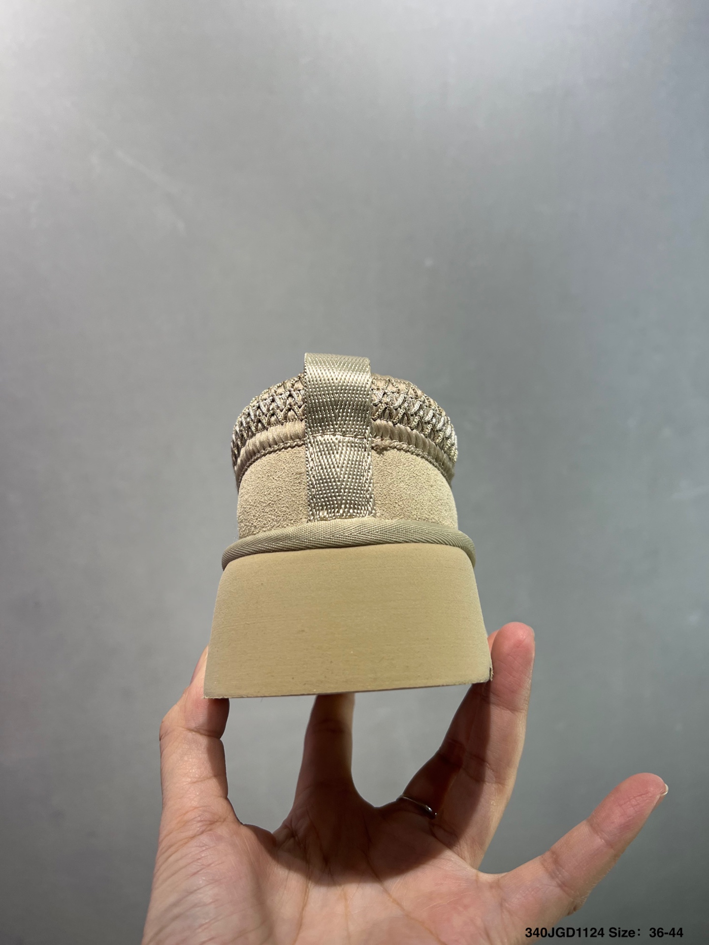 💰120
✅UGG Classic Ultra Mini 周冬雨 王一博同款 薄底短款雪地靴 小红书爆款
羊毛一体迷你短靴 优选翻毛皮鞋面 手感细腻 羊毛内里 舒适亲肤 茸暖舒适 让你无惧寒冷天气 耐磨一体式泡棉鞋套 EVA软弹厚底增高大底 代购级别 冬日必备雪地靴单品
官方货号:1116109GJ
尺码:35 36 37 38 39 40 如图
ID:340JGD1124