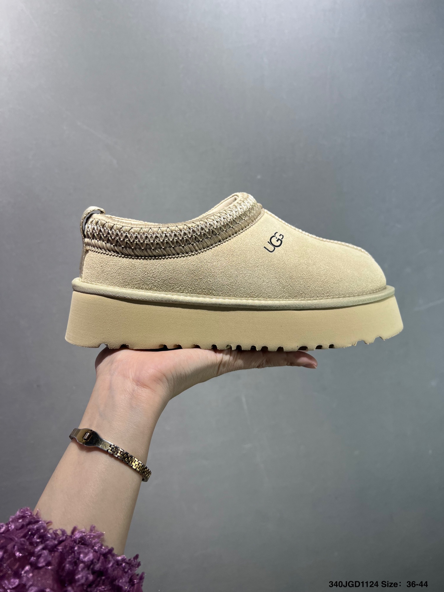 💰120
✅UGG Classic Ultra Mini 周冬雨 王一博同款 薄底短款雪地靴 小红书爆款
羊毛一体迷你短靴 优选翻毛皮鞋面 手感细腻 羊毛内里 舒适亲肤 茸暖舒适 让你无惧寒冷天气 耐磨一体式泡棉鞋套 EVA软弹厚底增高大底 代购级别 冬日必备雪地靴单品
官方货号:1116109GJ
尺码:35 36 37 38 39 40 如图
ID:340JGD1124