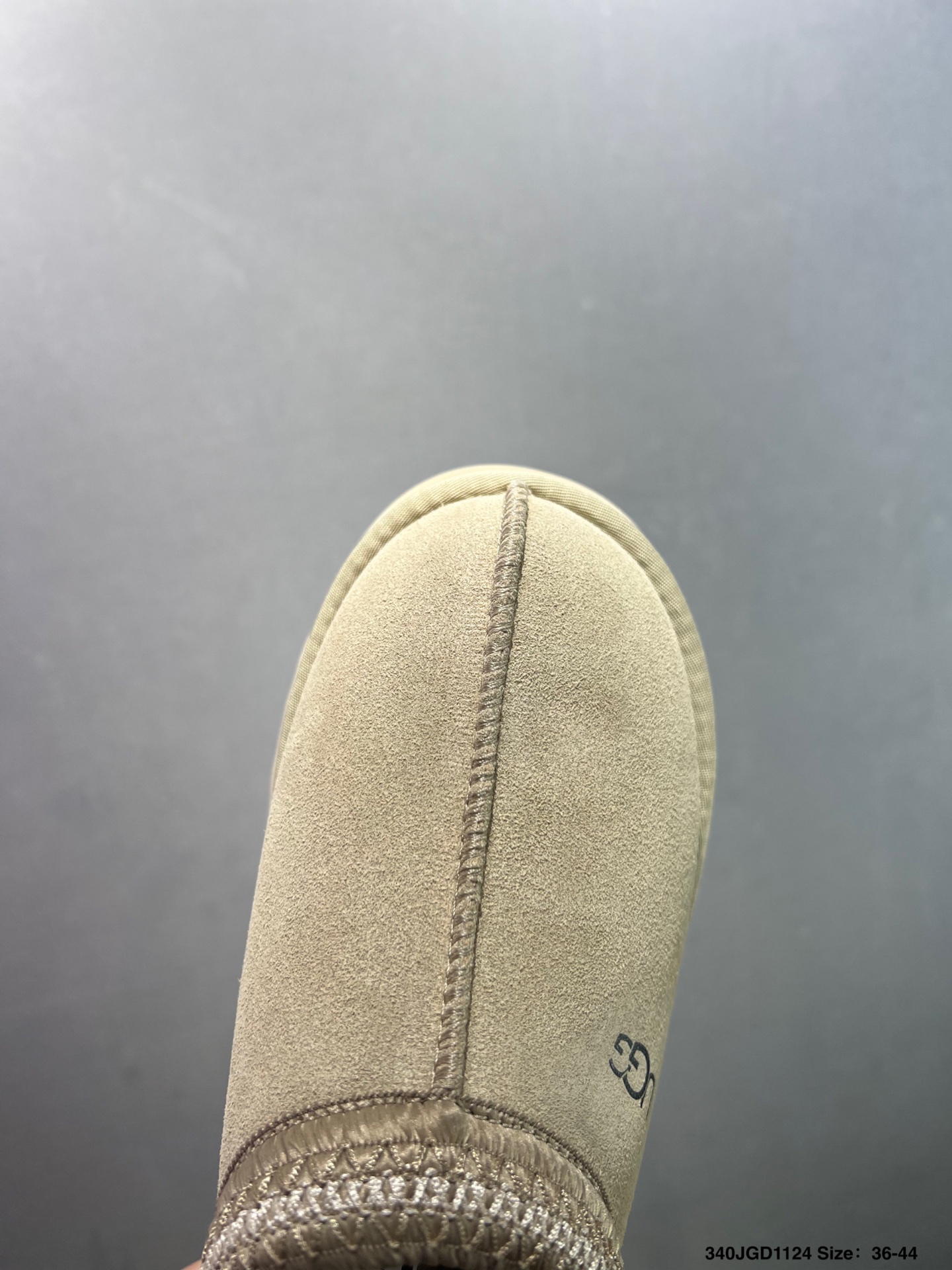 💰120
✅UGG Classic Ultra Mini 周冬雨 王一博同款 薄底短款雪地靴 小红书爆款
羊毛一体迷你短靴 优选翻毛皮鞋面 手感细腻 羊毛内里 舒适亲肤 茸暖舒适 让你无惧寒冷天气 耐磨一体式泡棉鞋套 EVA软弹厚底增高大底 代购级别 冬日必备雪地靴单品
官方货号:1116109GJ
尺码:35 36 37 38 39 40 如图
ID:340JGD1124