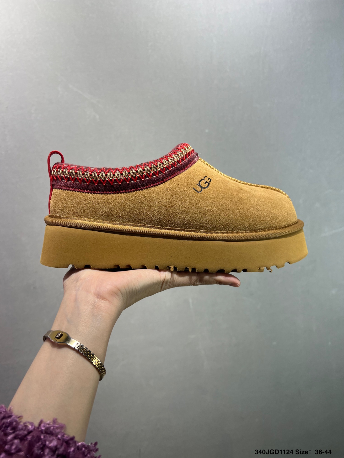 💰120
✅UGG Classic Ultra Mini 周冬雨 王一博同款 薄底短款雪地靴 小红书爆款
羊毛一体迷你短靴 优选翻毛皮鞋面 手感细腻 羊毛内里 舒适亲肤 茸暖舒适 让你无惧寒冷天气 耐磨一体式泡棉鞋套 EVA软弹厚底增高大底 代购级别 冬日必备雪地靴单品
官方货号:1116109GJ
尺码:35 36 37 38 39 40 如图
ID:340JGD1124