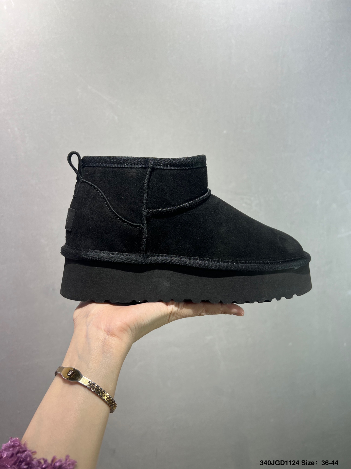 💰120
✅UGG Classic Ultra Mini 周冬雨 王一博同款 薄底短款雪地靴 小红书爆款
羊毛一体迷你短靴 优选翻毛皮鞋面 手感细腻 羊毛内里 舒适亲肤 茸暖舒适 让你无惧寒冷天气 耐磨一体式泡棉鞋套 EVA软弹厚底增高大底 代购级别 冬日必备雪地靴单品
官方货号:1116109GJ
尺码:35 36 37 38 39 40 如图
ID:340JGD1124