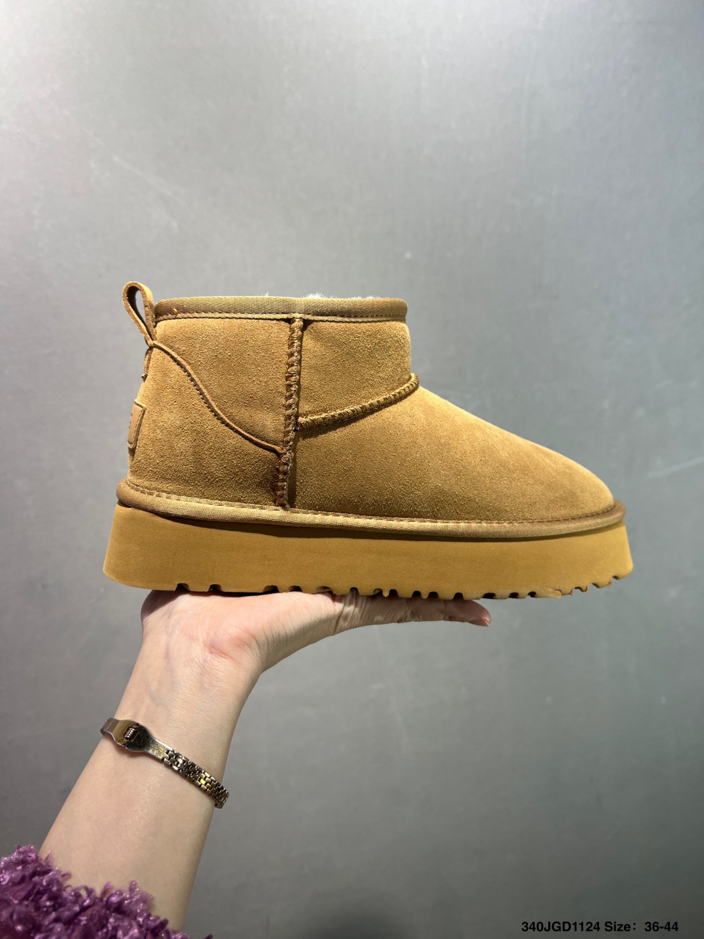 💰120
✅UGG Classic Ultra Mini 周冬雨 王一博同款 薄底短款雪地靴 小红书爆款
羊毛一体迷你短靴 优选翻毛皮鞋面 手感细腻 羊毛内里 舒适亲肤 茸暖舒适 让你无惧寒冷天气 耐磨一体式泡棉鞋套 EVA软弹厚底增高大底 代购级别 冬日必备雪地靴单品
官方货号:1116109GJ
尺码:35 36 37 38 39 40 如图
ID:340JGD1124