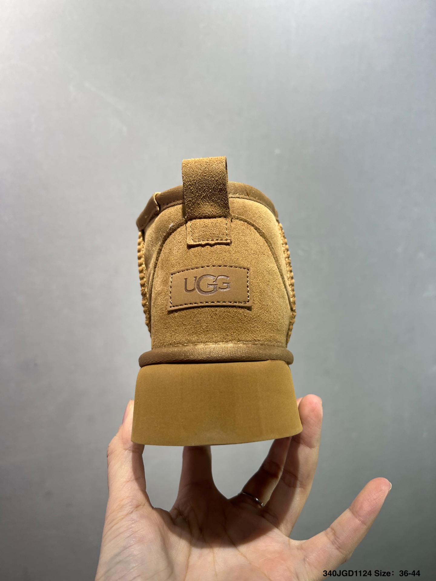 💰120
✅UGG Classic Ultra Mini 周冬雨 王一博同款 薄底短款雪地靴 小红书爆款
羊毛一体迷你短靴 优选翻毛皮鞋面 手感细腻 羊毛内里 舒适亲肤 茸暖舒适 让你无惧寒冷天气 耐磨一体式泡棉鞋套 EVA软弹厚底增高大底 代购级别 冬日必备雪地靴单品
官方货号:1116109GJ
尺码:35 36 37 38 39 40 如图
ID:340JGD1124