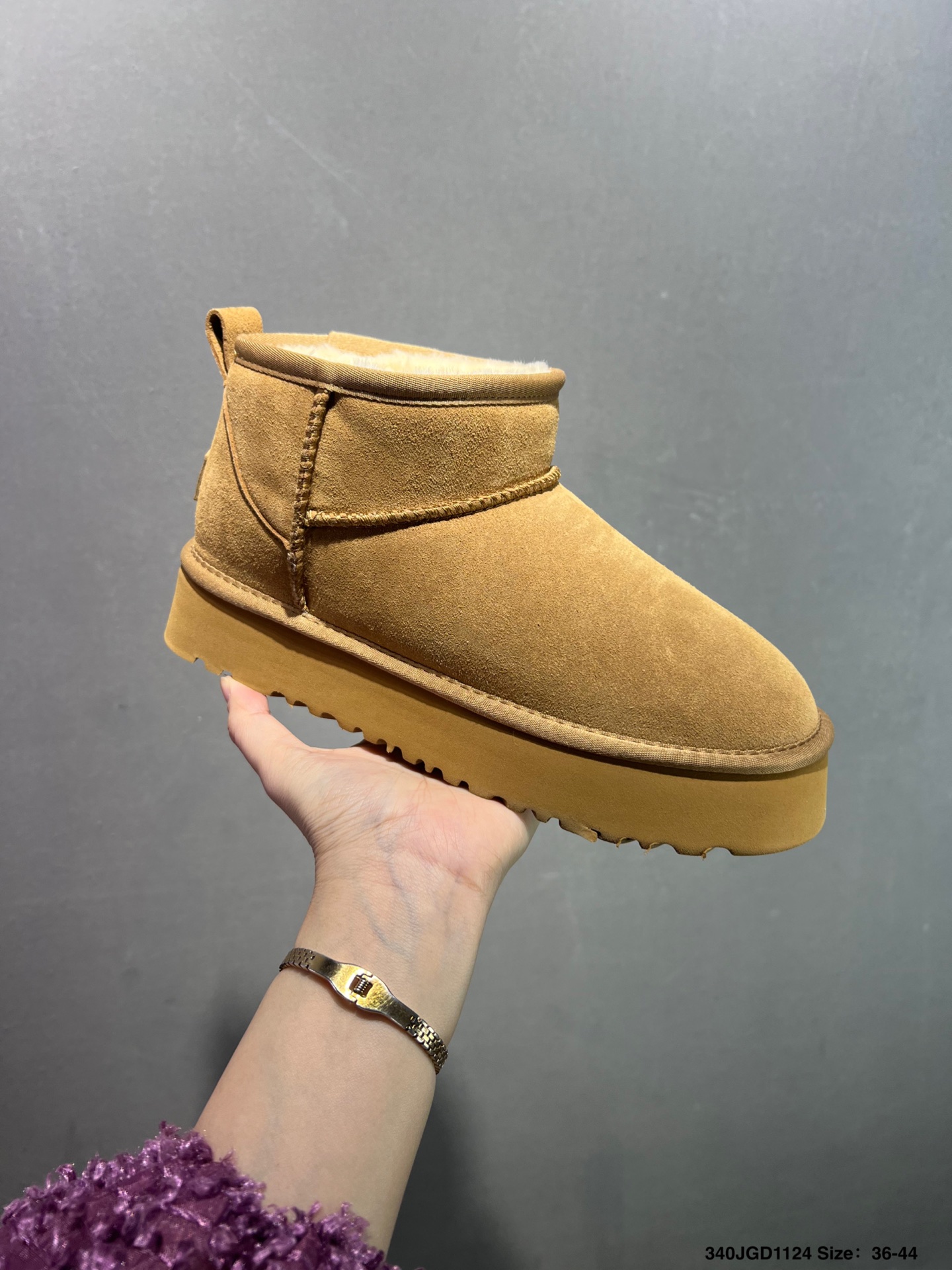 🈴️ 💰120
✅UGG Classic Ultra Mini 周冬雨 王一博同款 薄底短款雪地靴 小红书爆款
羊毛一体迷你短靴 优选翻毛皮鞋面 手感细腻 羊毛内里 舒适亲肤 茸暖舒适 让你无惧寒冷天气 耐磨一体式泡棉鞋套 EVA软弹厚底增高大底 代购级别 冬日必备雪地靴单品
官方货号:1116109GJ
尺码:35 36 37 38 39 40 如图
ID:340JGD1124