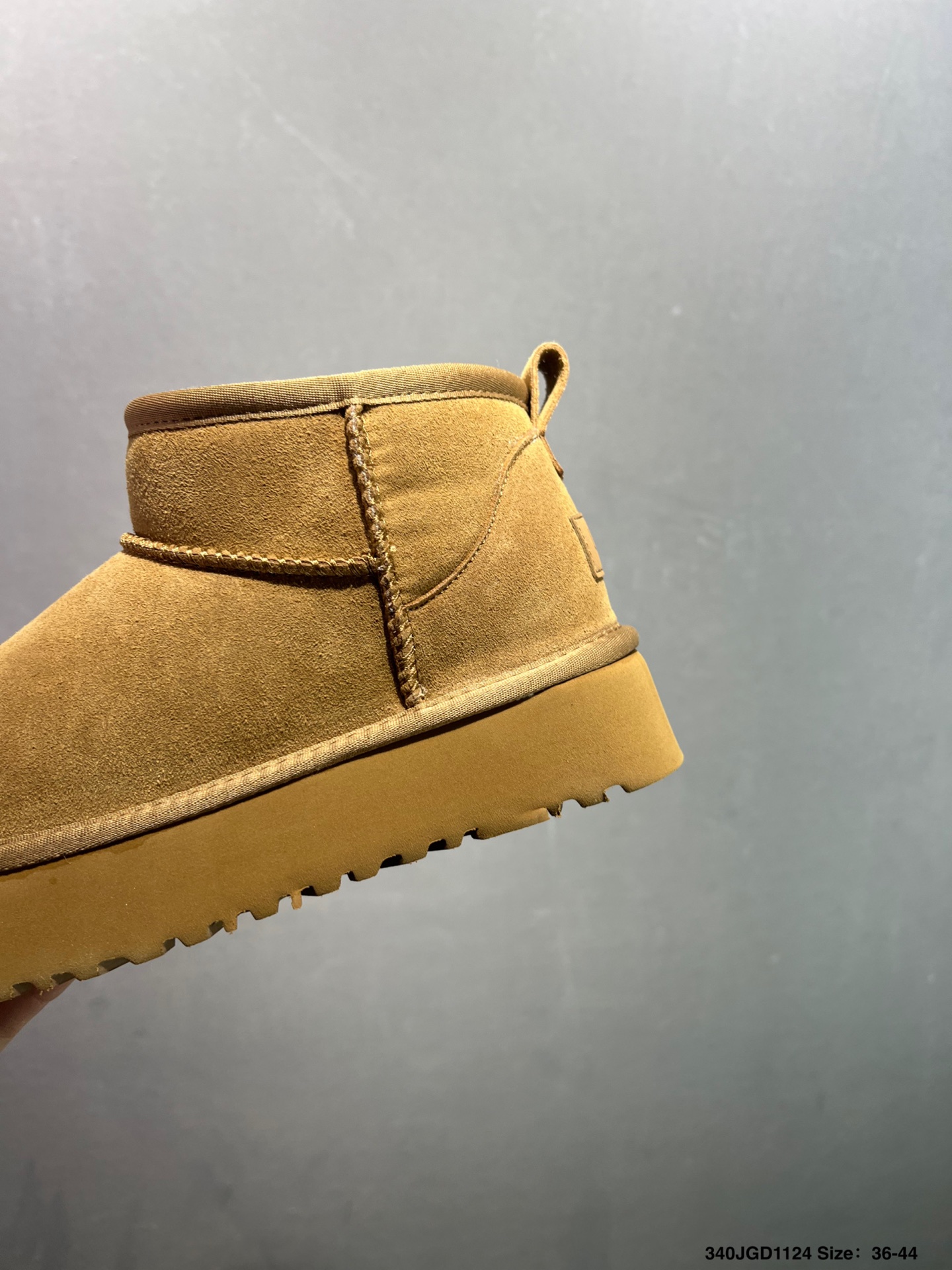 💰120
✅UGG Classic Ultra Mini 周冬雨 王一博同款 薄底短款雪地靴 小红书爆款
羊毛一体迷你短靴 优选翻毛皮鞋面 手感细腻 羊毛内里 舒适亲肤 茸暖舒适 让你无惧寒冷天气 耐磨一体式泡棉鞋套 EVA软弹厚底增高大底 代购级别 冬日必备雪地靴单品
官方货号:1116109GJ
尺码:35 36 37 38 39 40 如图
ID:340JGD1124