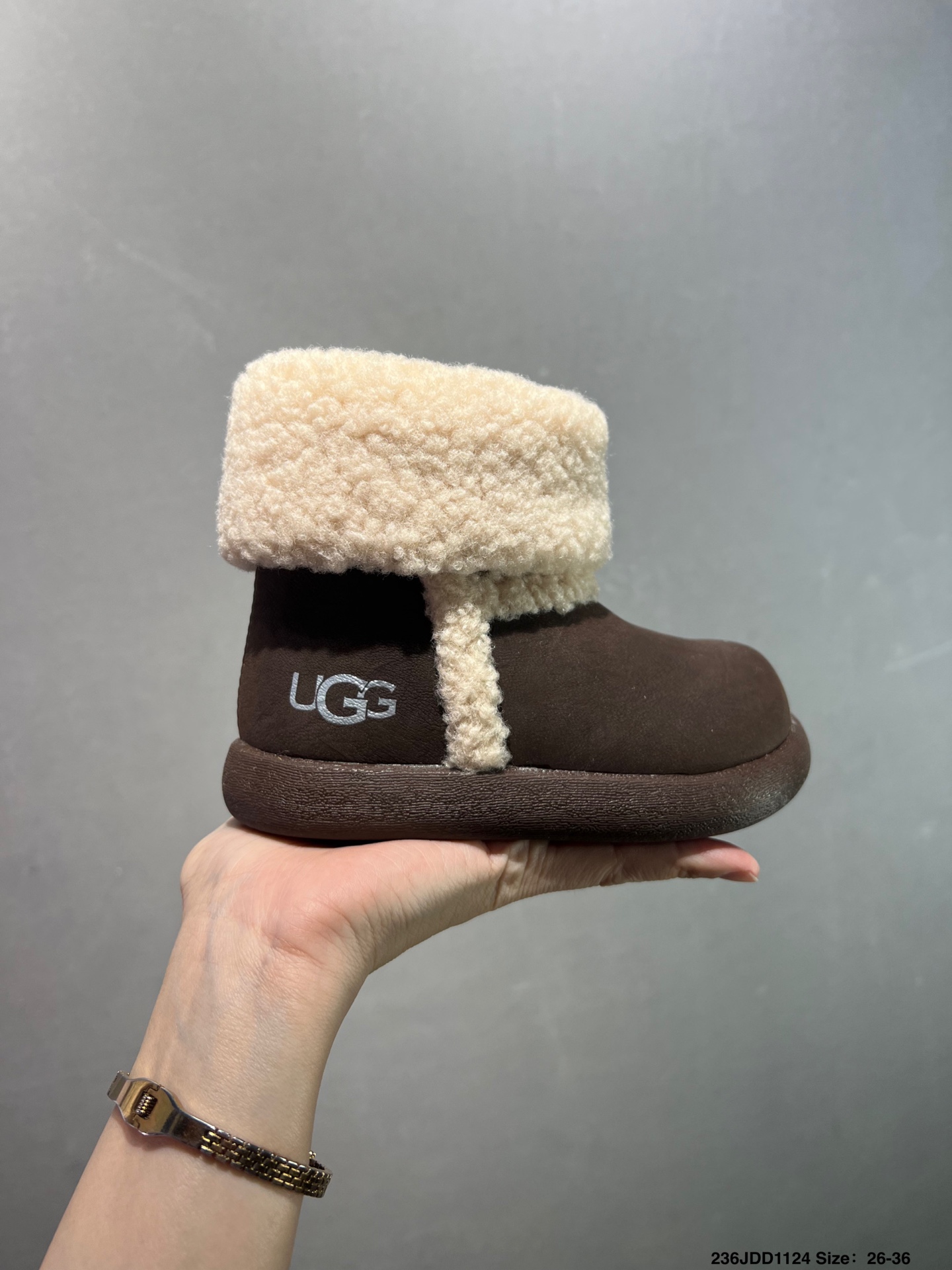 NO:617285,, 26-36 [Children's Shoes] UGG retro children's mid-high-top sneakers, trendy boots, fur integrated, original single Newm with retro color matching on the original basis; classic return, interpreting the life of young people in the Z era; walking fashion icon. Material soft leather sheepskin rubber outsole., snow boots, boots,19860909,26-36【童鞋】UGG 复古儿童中高帮板鞋 潮流靴子 皮毛一体 原单纽姆在原来的基础上加上复古拼色；经典回归,演绎着Z时代青年人生；行走的时尚风行标.材质柔软皮革羊剪绒橡胶大底.,雪地靴,boots,,Children's