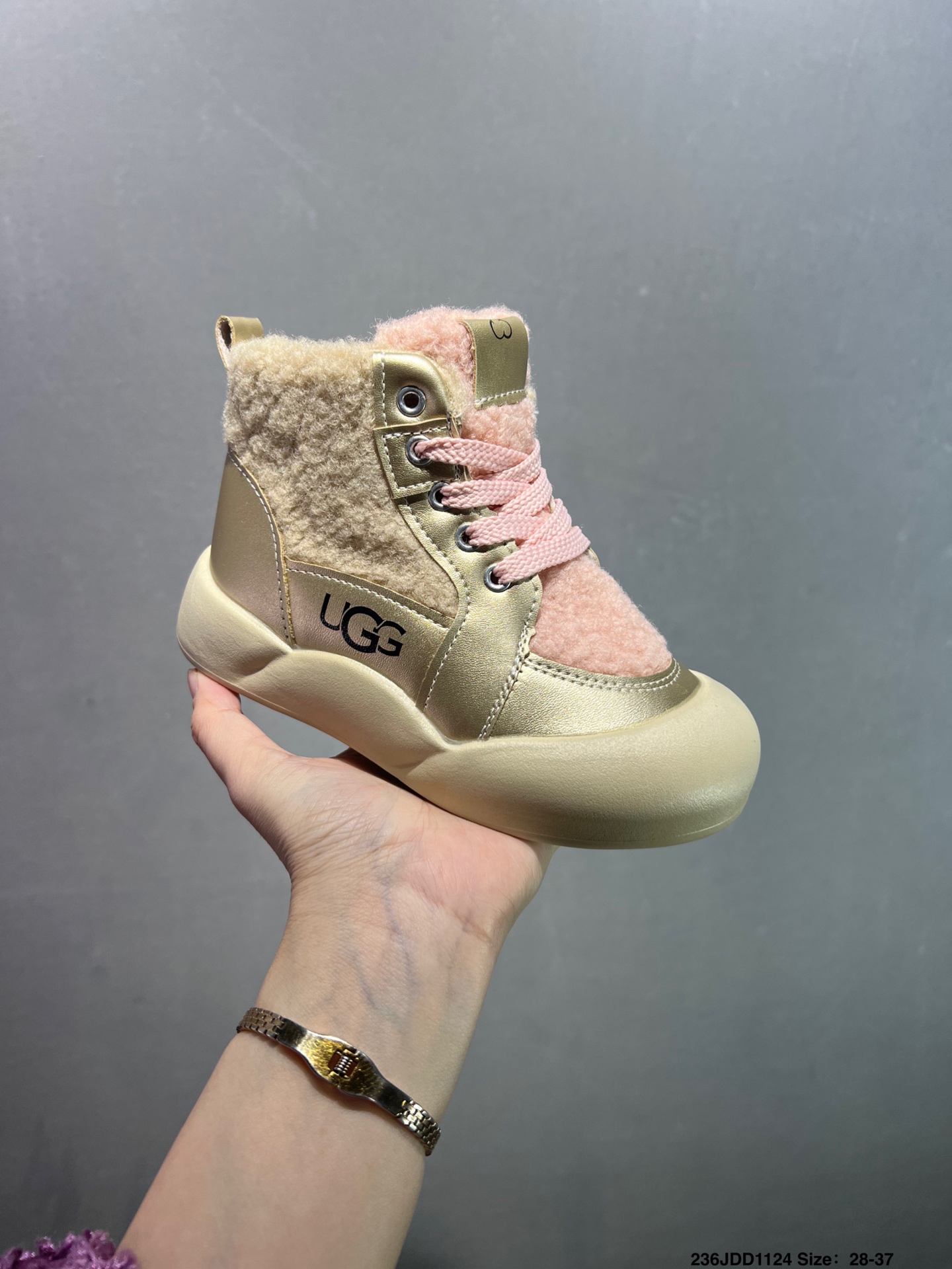 NO:617288,9 lives!  I finally found a pair of sneakers that are both comfortable and warm. They are super cool in real life, versatile, 28-37. It’s really difficult to choose a pair of comfortable and warm winter shoes for my baby. I finally found a pair of warm shoes that I want online a few days ago!  nice!  The most comfortable children's fleece sneakers are this pair of UGG children's fleece shoes, snow boots, boots, sneakers,198609099命！好穿又保暖的运动鞋终于被我挖到了~实物超级无敌酷 百搭款,28-37 要给娃选双好穿又保暖的冬天鞋子真的太难了 前几天终于在网上找到一双我想要的 保暖！好看！好穿的儿童加绒运动鞋 就是这双UGG儿童绒绒鞋,雪地靴,boots,sneakers,,Children's