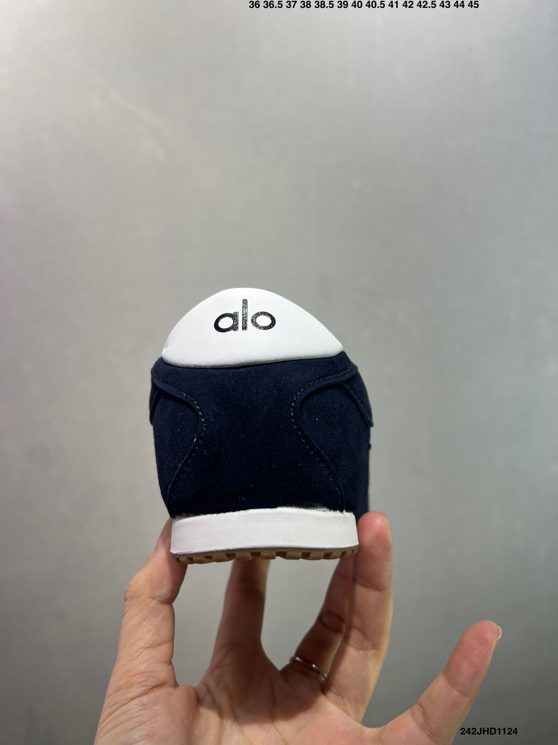 💰120
✅男女鞋真标半码制#升级原楦开发版型#采用猪巴革组合纤维革饰片鞋面材质#双层乳胶缓震鞋垫#外部橡胶防滑外底❗️美国知名瑜伽品牌Alo Yoga Sunset Low Sneaker 日落系列低帮阿甘T头复古风德训薄底百搭休闲运动鞋“麂皮浅骨白生胶底”A0891U 0777 B1S1
尺码:36 36.5 37.5 38 38.5 39 40 40.5 41 42 42.5 43 44 45
编码:242JHD1124
