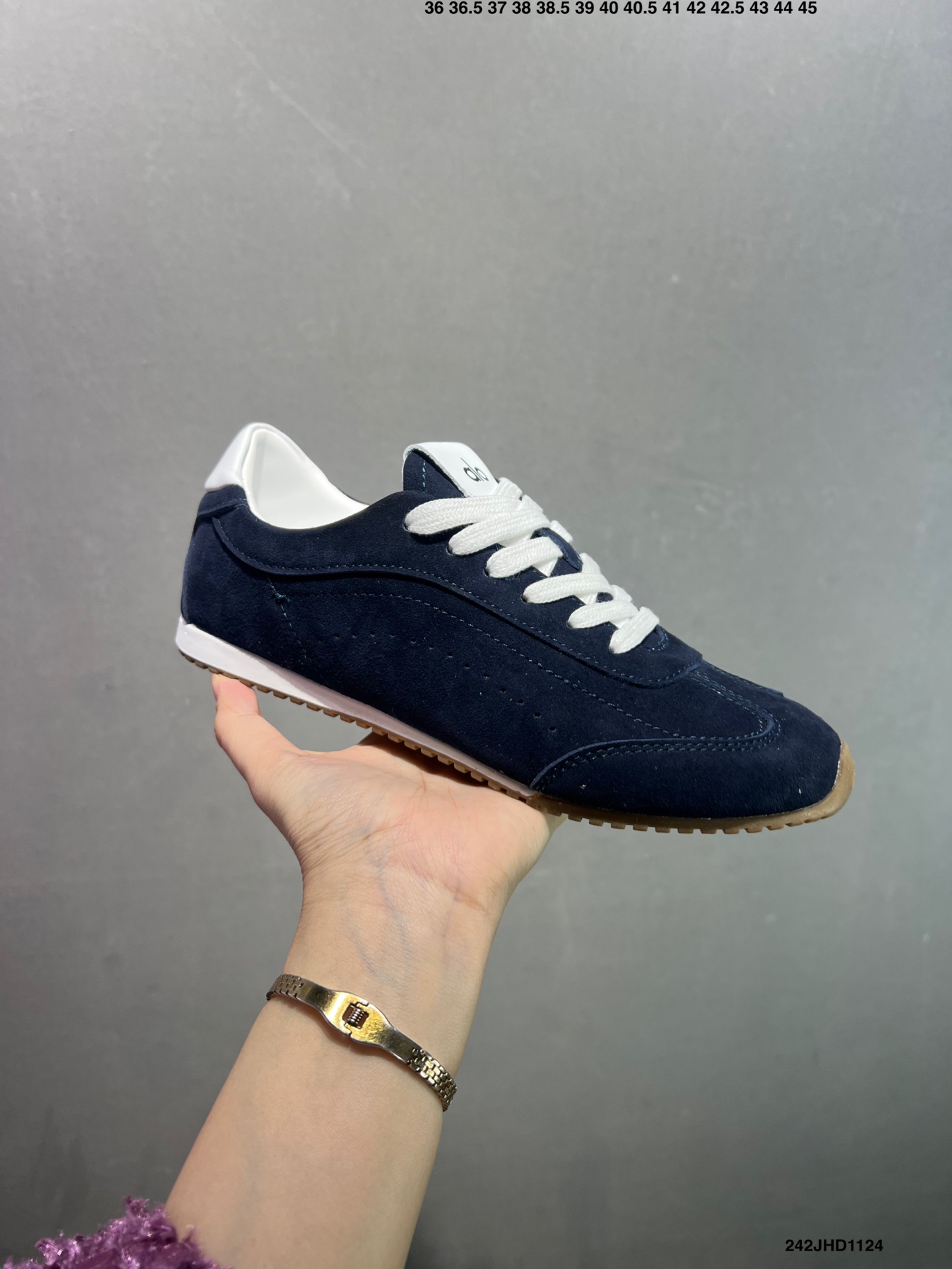 💰120
✅男女鞋真标半码制#升级原楦开发版型#采用猪巴革组合纤维革饰片鞋面材质#双层乳胶缓震鞋垫#外部橡胶防滑外底❗️美国知名瑜伽品牌Alo Yoga Sunset Low Sneaker 日落系列低帮阿甘T头复古风德训薄底百搭休闲运动鞋“麂皮浅骨白生胶底”A0891U 0777 B1S1
尺码:36 36.5 37.5 38 38.5 39 40 40.5 41 42 42.5 43 44 45
编码:242JHD1124