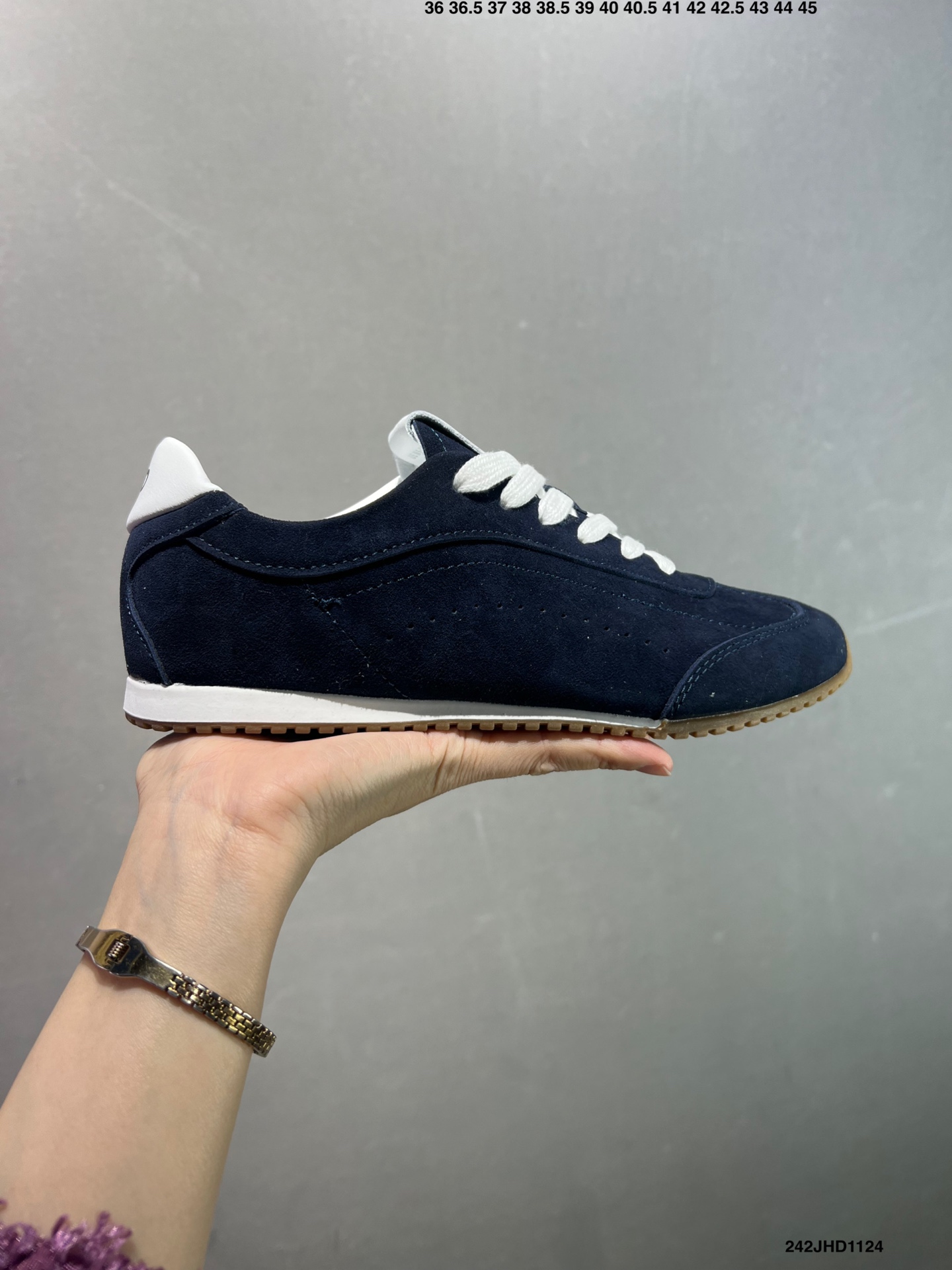 💰120
✅男女鞋真标半码制#升级原楦开发版型#采用猪巴革组合纤维革饰片鞋面材质#双层乳胶缓震鞋垫#外部橡胶防滑外底❗️美国知名瑜伽品牌Alo Yoga Sunset Low Sneaker 日落系列低帮阿甘T头复古风德训薄底百搭休闲运动鞋“麂皮浅骨白生胶底”A0891U 0777 B1S1
尺码:36 36.5 37.5 38 38.5 39 40 40.5 41 42 42.5 43 44 45
编码:242JHD1124