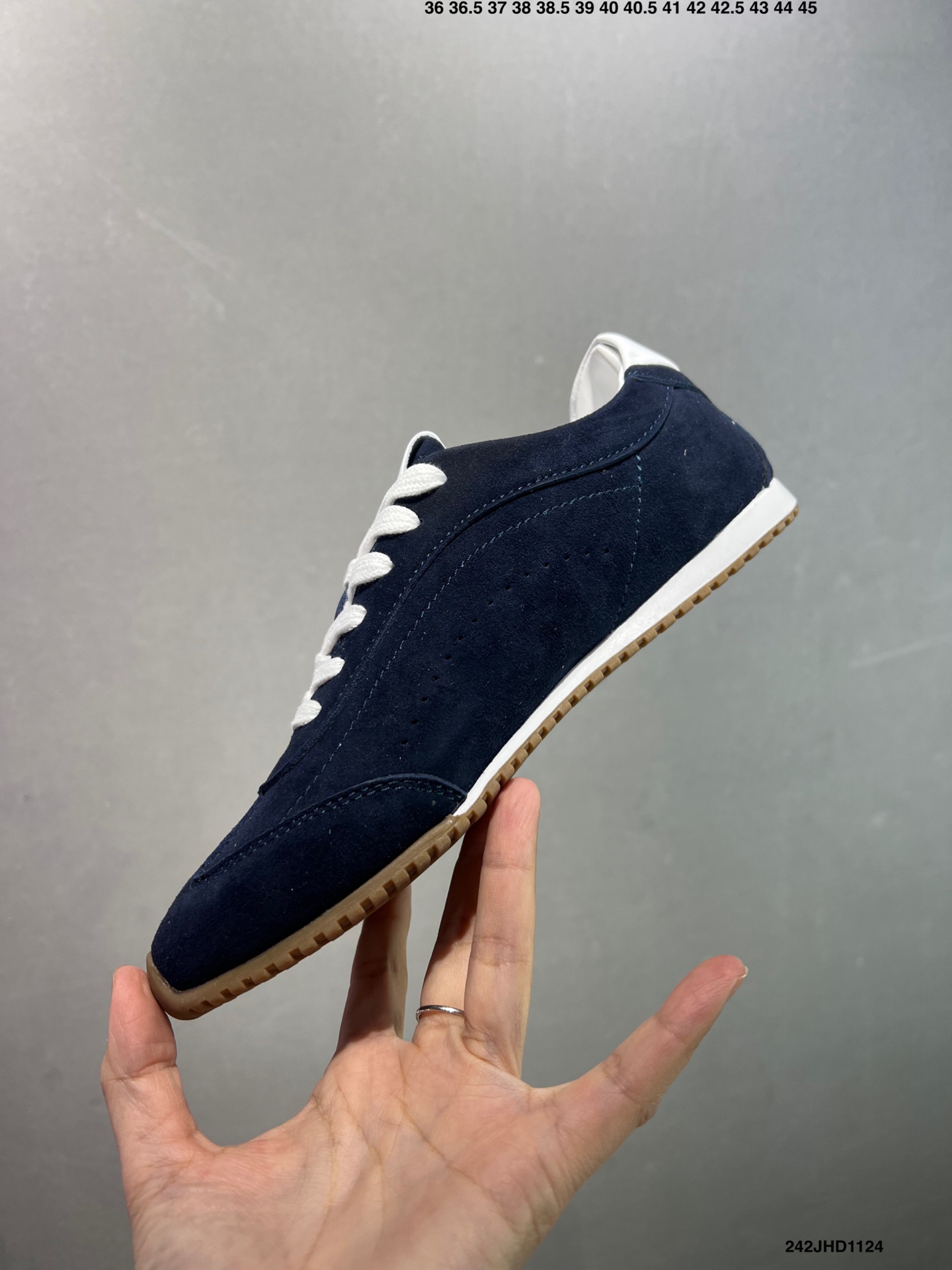 💰120
✅男女鞋真标半码制#升级原楦开发版型#采用猪巴革组合纤维革饰片鞋面材质#双层乳胶缓震鞋垫#外部橡胶防滑外底❗️美国知名瑜伽品牌Alo Yoga Sunset Low Sneaker 日落系列低帮阿甘T头复古风德训薄底百搭休闲运动鞋“麂皮浅骨白生胶底”A0891U 0777 B1S1
尺码:36 36.5 37.5 38 38.5 39 40 40.5 41 42 42.5 43 44 45
编码:242JHD1124