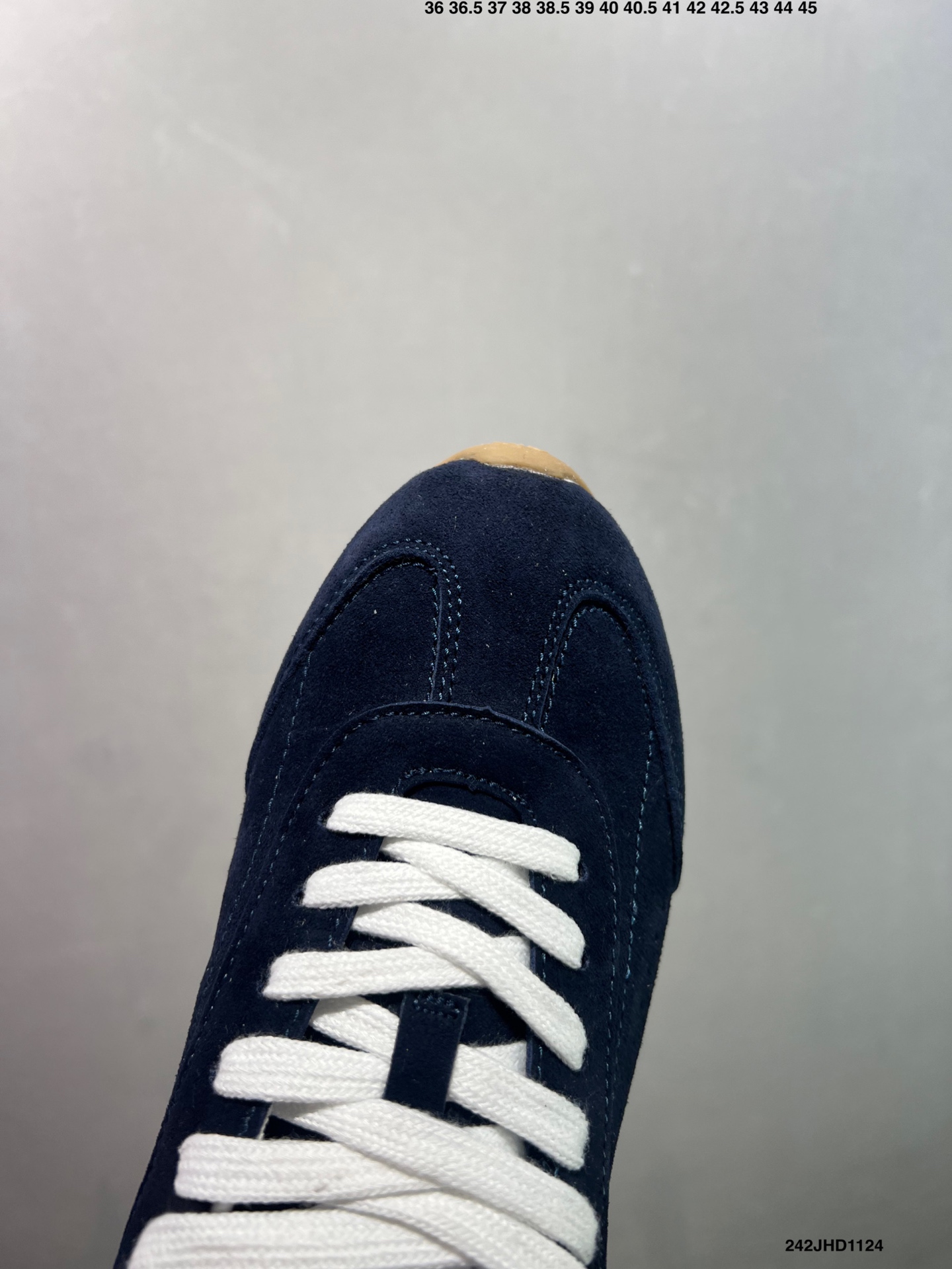 💰120
✅男女鞋真标半码制#升级原楦开发版型#采用猪巴革组合纤维革饰片鞋面材质#双层乳胶缓震鞋垫#外部橡胶防滑外底❗️美国知名瑜伽品牌Alo Yoga Sunset Low Sneaker 日落系列低帮阿甘T头复古风德训薄底百搭休闲运动鞋“麂皮浅骨白生胶底”A0891U 0777 B1S1
尺码:36 36.5 37.5 38 38.5 39 40 40.5 41 42 42.5 43 44 45
编码:242JHD1124