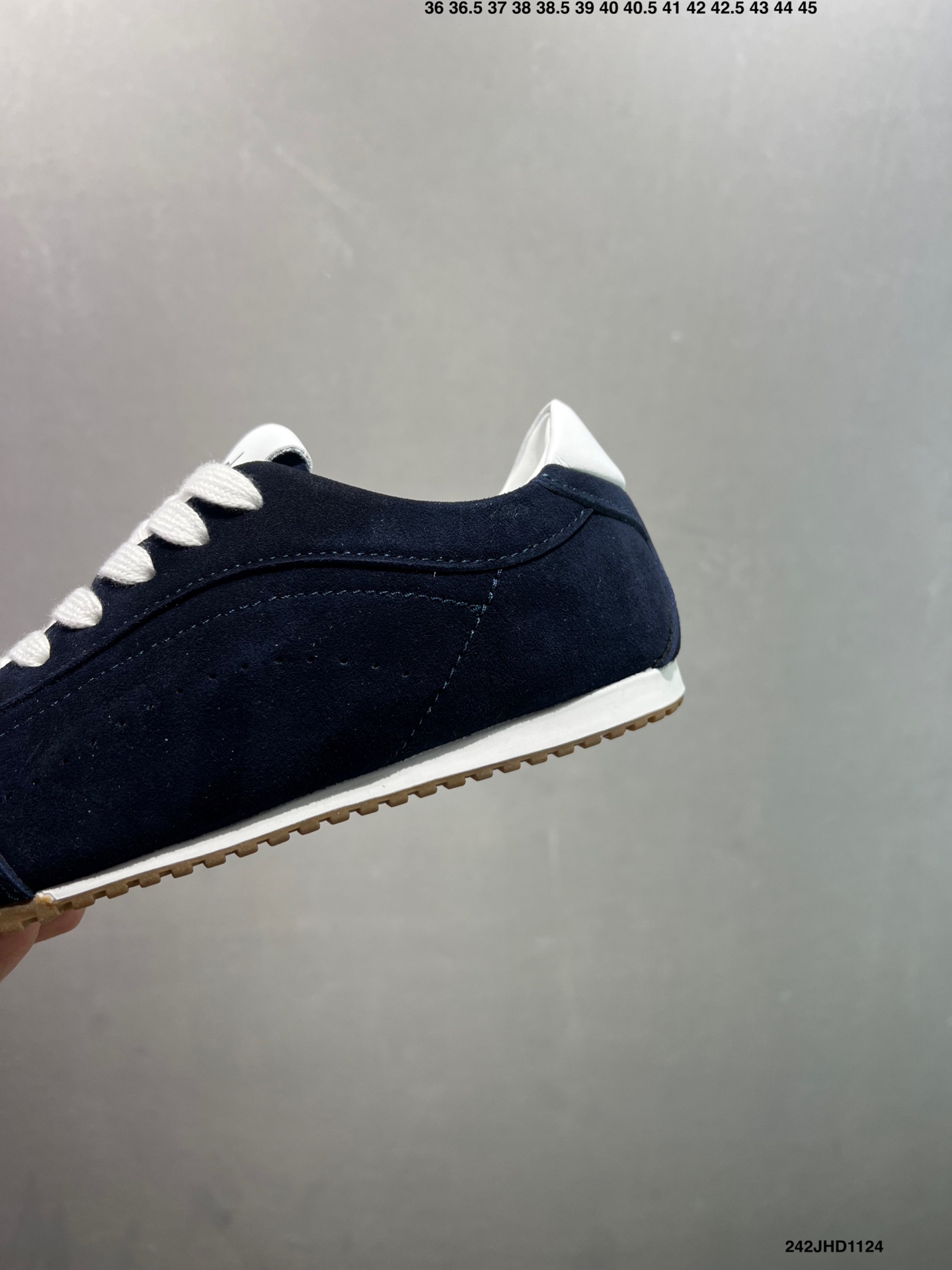 💰120
✅男女鞋真标半码制#升级原楦开发版型#采用猪巴革组合纤维革饰片鞋面材质#双层乳胶缓震鞋垫#外部橡胶防滑外底❗️美国知名瑜伽品牌Alo Yoga Sunset Low Sneaker 日落系列低帮阿甘T头复古风德训薄底百搭休闲运动鞋“麂皮浅骨白生胶底”A0891U 0777 B1S1
尺码:36 36.5 37.5 38 38.5 39 40 40.5 41 42 42.5 43 44 45
编码:242JHD1124