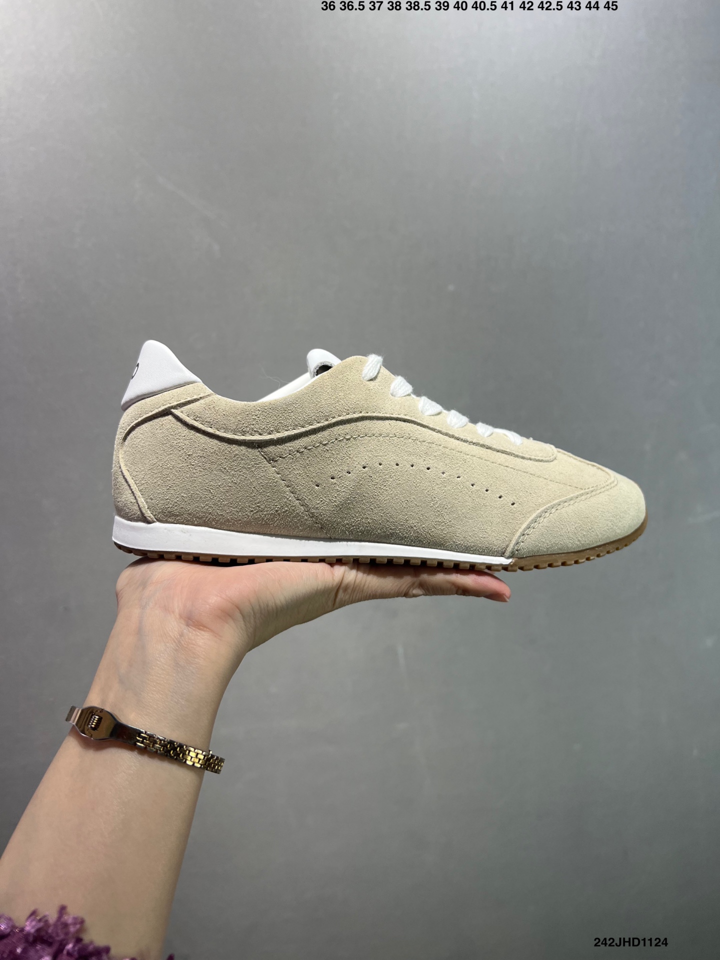 💰120
✅男女鞋真标半码制#升级原楦开发版型#采用猪巴革组合纤维革饰片鞋面材质#双层乳胶缓震鞋垫#外部橡胶防滑外底❗️美国知名瑜伽品牌Alo Yoga Sunset Low Sneaker 日落系列低帮阿甘T头复古风德训薄底百搭休闲运动鞋“麂皮浅骨白生胶底”A0891U 0777 B1S1
尺码:36 36.5 37.5 38 38.5 39 40 40.5 41 42 42.5 43 44 45
编码:242JHD1124