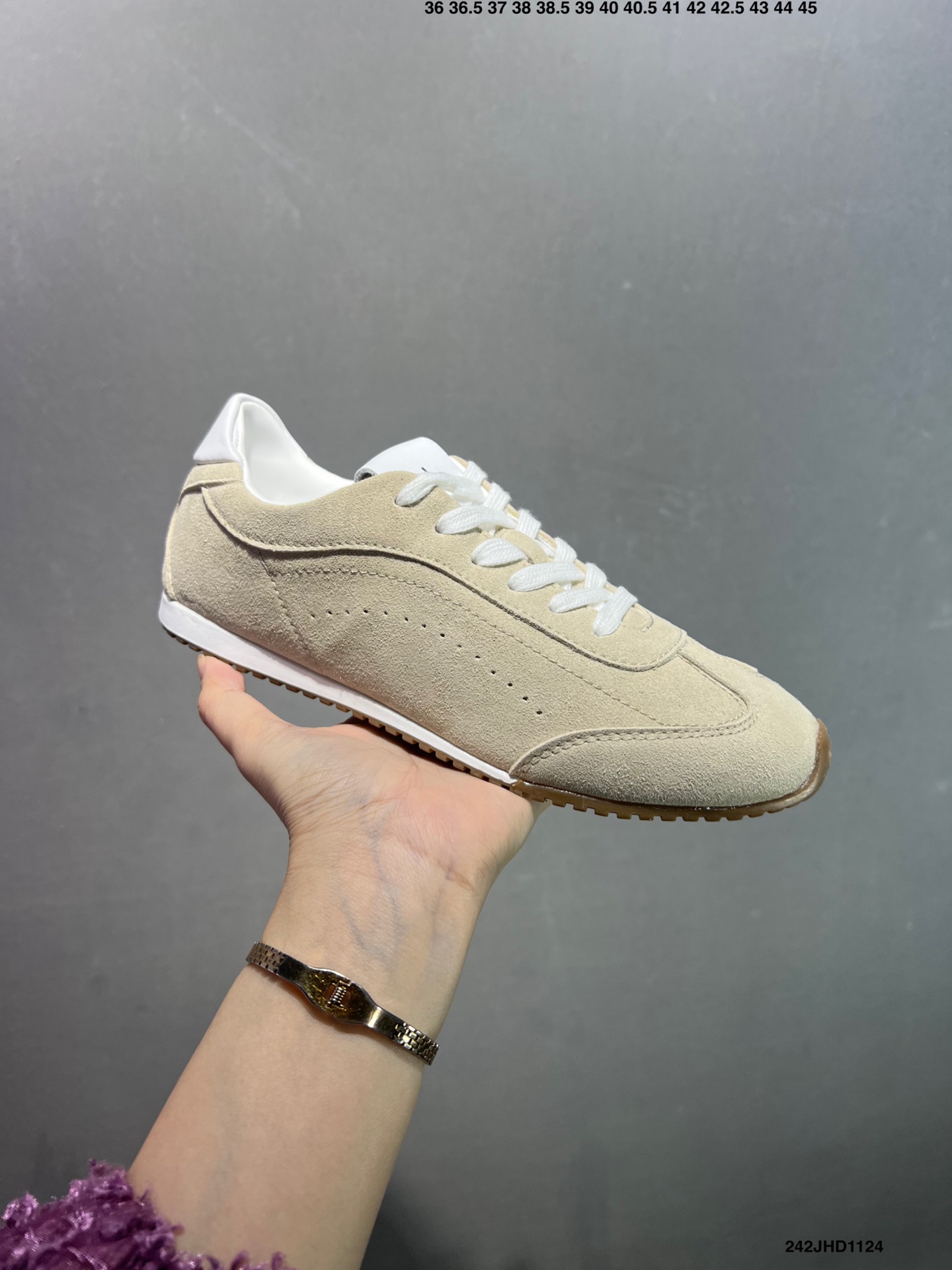 🈴️💰120
✅男女鞋真标半码制#升级原楦开发版型#采用猪巴革组合纤维革饰片鞋面材质#双层乳胶缓震鞋垫#外部橡胶防滑外底❗️美国知名瑜伽品牌Alo Yoga Sunset Low Sneaker 日落系列低帮阿甘T头复古风德训薄底百搭休闲运动鞋“麂皮浅骨白生胶底”A0891U 0777 B1S1
尺码:36 36.5 37.5 38 38.5 39 40 40.5 41 42 42.5 43 44 45
编码:242JHD1124