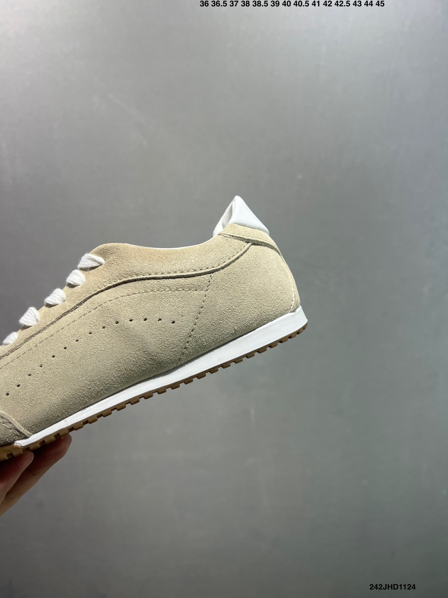 💰120
✅男女鞋真标半码制#升级原楦开发版型#采用猪巴革组合纤维革饰片鞋面材质#双层乳胶缓震鞋垫#外部橡胶防滑外底❗️美国知名瑜伽品牌Alo Yoga Sunset Low Sneaker 日落系列低帮阿甘T头复古风德训薄底百搭休闲运动鞋“麂皮浅骨白生胶底”A0891U 0777 B1S1
尺码:36 36.5 37.5 38 38.5 39 40 40.5 41 42 42.5 43 44 45
编码:242JHD1124