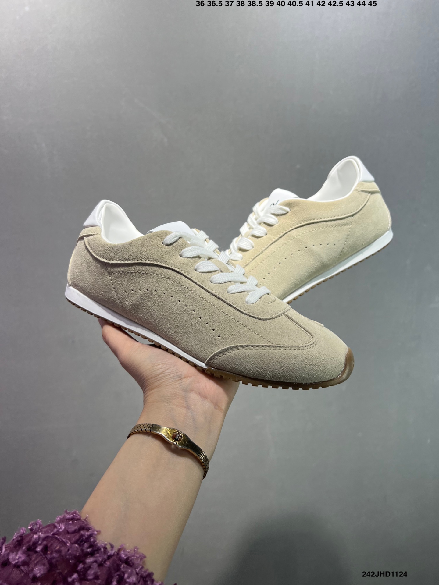 🈴️💰120
✅男女鞋真标半码制#升级原楦开发版型#采用猪巴革组合纤维革饰片鞋面材质#双层乳胶缓震鞋垫#外部橡胶防滑外底❗️美国知名瑜伽品牌Alo Yoga Sunset Low Sneaker 日落系列低帮阿甘T头复古风德训薄底百搭休闲运动鞋“麂皮浅骨白生胶底”A0891U 0777 B1S1
尺码:36 36.5 37.5 38 38.5 39 40 40.5 41 42 42.5 43 44 45
编码:242JHD1124