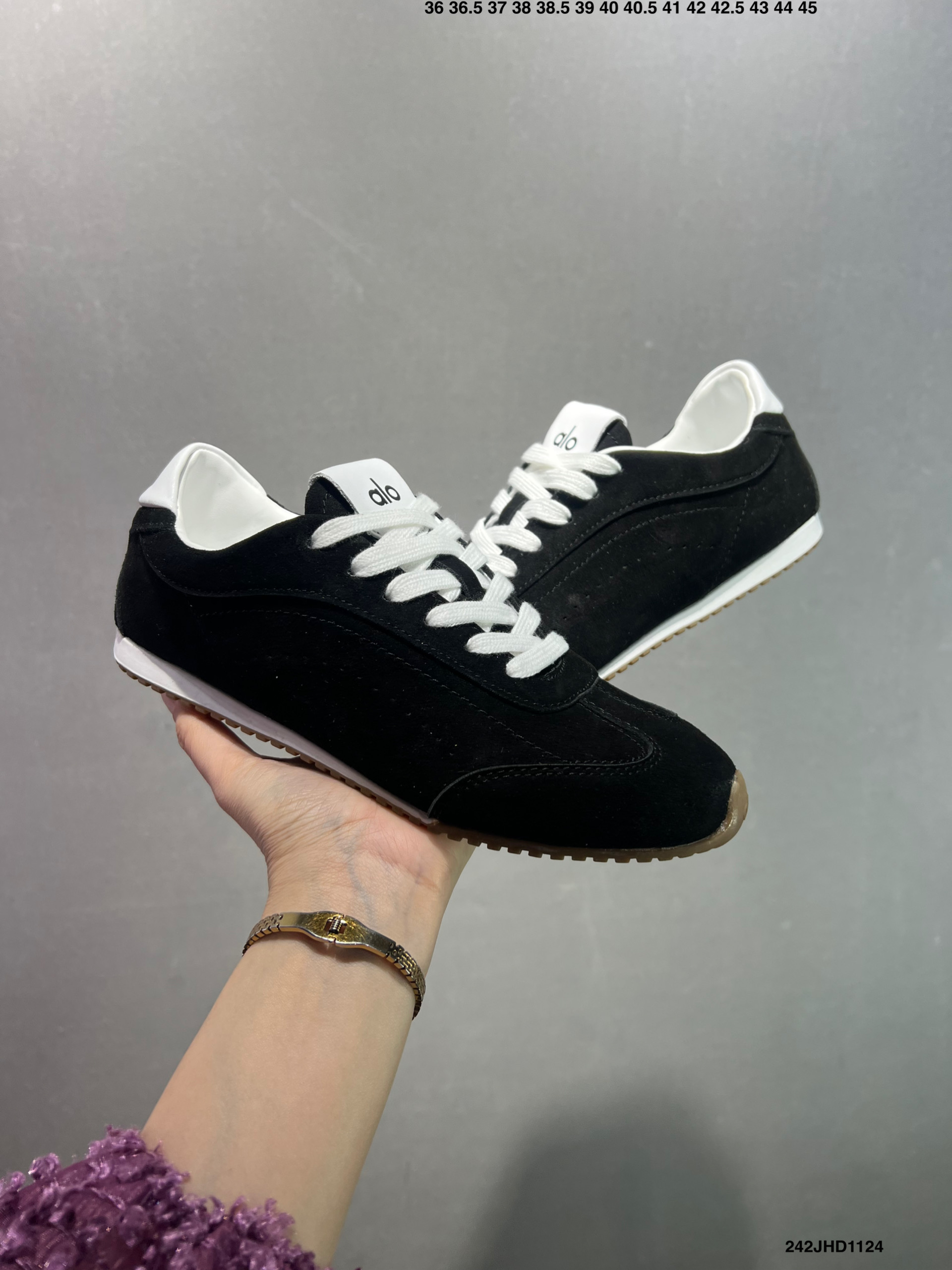 🈴️💰120
✅男女鞋真标半码制#升级原楦开发版型#采用猪巴革组合纤维革饰片鞋面材质#双层乳胶缓震鞋垫#外部橡胶防滑外底❗️美国知名瑜伽品牌Alo Yoga Sunset Low Sneaker 日落系列低帮阿甘T头复古风德训薄底百搭休闲运动鞋“麂皮浅骨白生胶底”A0891U 0777 B1S1
尺码:36 36.5 37.5 38 38.5 39 40 40.5 41 42 42.5 43 44 45
编码:242JHD1124