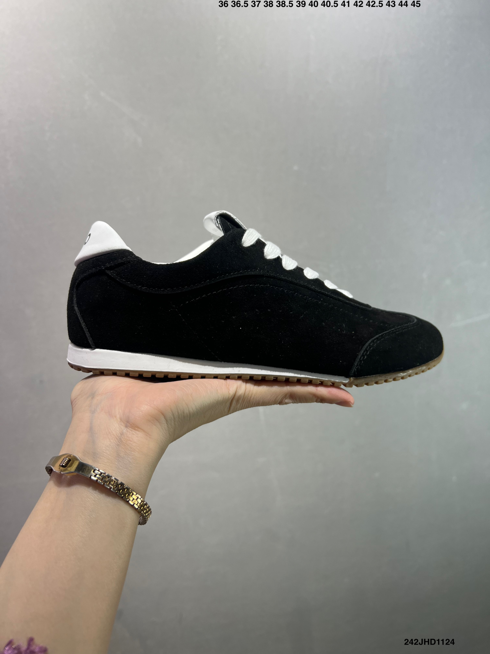 💰120
✅男女鞋真标半码制#升级原楦开发版型#采用猪巴革组合纤维革饰片鞋面材质#双层乳胶缓震鞋垫#外部橡胶防滑外底❗️美国知名瑜伽品牌Alo Yoga Sunset Low Sneaker 日落系列低帮阿甘T头复古风德训薄底百搭休闲运动鞋“麂皮浅骨白生胶底”A0891U 0777 B1S1
尺码:36 36.5 37.5 38 38.5 39 40 40.5 41 42 42.5 43 44 45
编码:242JHD1124