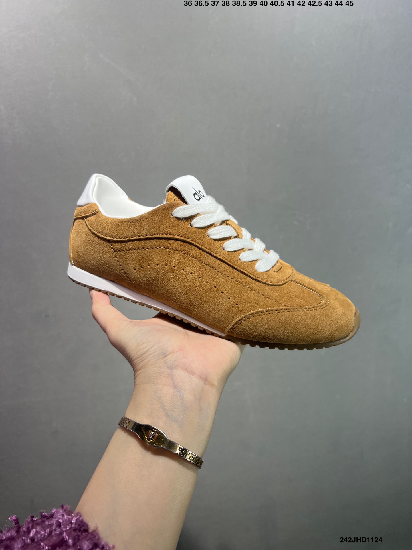 🈴️💰120
✅男女鞋真标半码制#升级原楦开发版型#采用猪巴革组合纤维革饰片鞋面材质#双层乳胶缓震鞋垫#外部橡胶防滑外底❗️美国知名瑜伽品牌Alo Yoga Sunset Low Sneaker 日落系列低帮阿甘T头复古风德训薄底百搭休闲运动鞋“麂皮浅骨白生胶底”A0891U 0777 B1S1
尺码:36 36.5 37.5 38 38.5 39 40 40.5 41 42 42.5 43 44 45
编码:242JHD1124