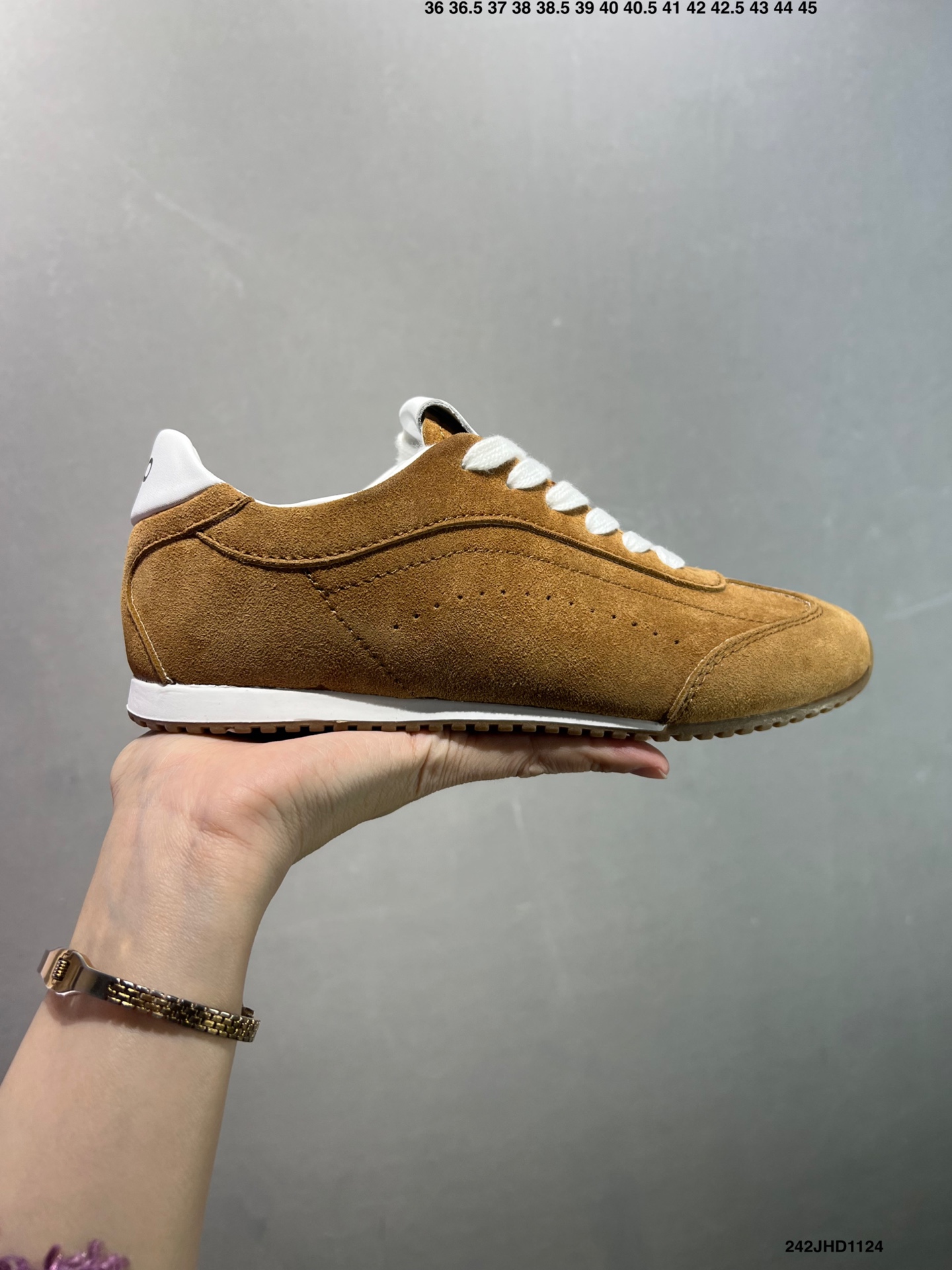 💰120
✅男女鞋真标半码制#升级原楦开发版型#采用猪巴革组合纤维革饰片鞋面材质#双层乳胶缓震鞋垫#外部橡胶防滑外底❗️美国知名瑜伽品牌Alo Yoga Sunset Low Sneaker 日落系列低帮阿甘T头复古风德训薄底百搭休闲运动鞋“麂皮浅骨白生胶底”A0891U 0777 B1S1
尺码:36 36.5 37.5 38 38.5 39 40 40.5 41 42 42.5 43 44 45
编码:242JHD1124