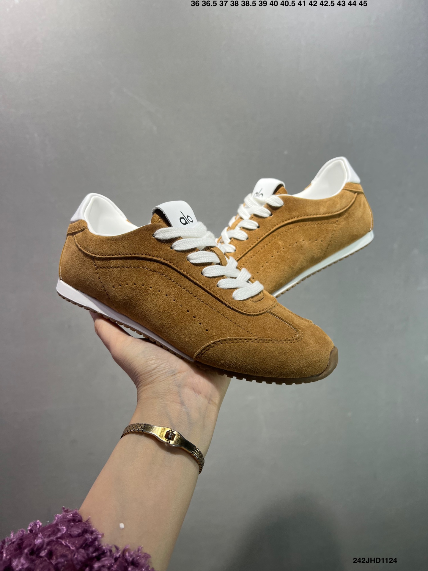 🈴️💰120
✅男女鞋真标半码制#升级原楦开发版型#采用猪巴革组合纤维革饰片鞋面材质#双层乳胶缓震鞋垫#外部橡胶防滑外底❗️美国知名瑜伽品牌Alo Yoga Sunset Low Sneaker 日落系列低帮阿甘T头复古风德训薄底百搭休闲运动鞋“麂皮浅骨白生胶底”A0891U 0777 B1S1
尺码:36 36.5 37.5 38 38.5 39 40 40.5 41 42 42.5 43 44 45
编码:242JHD1124