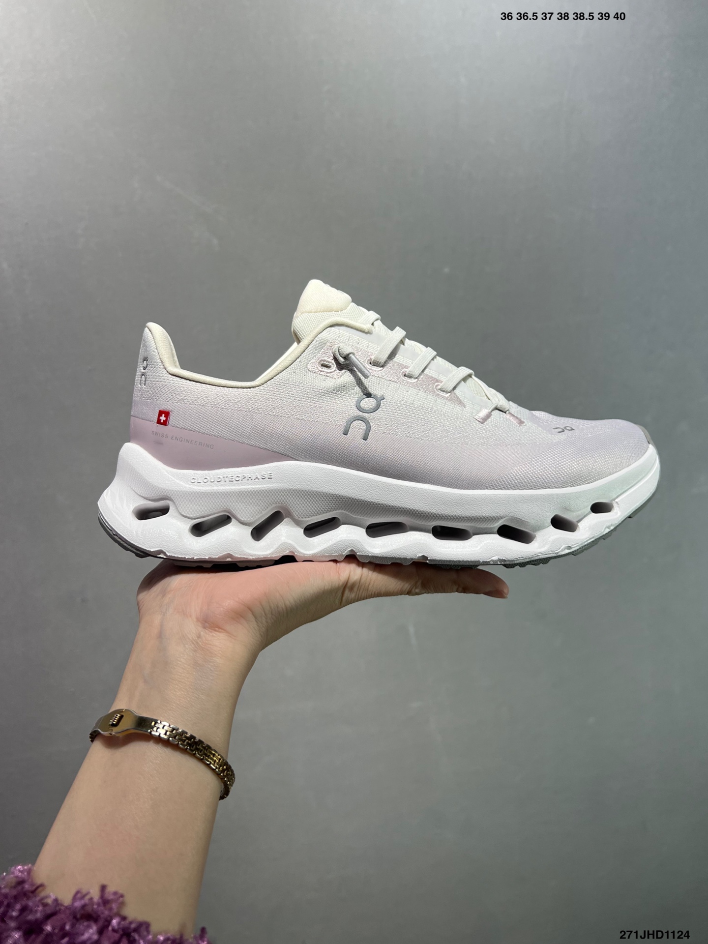 💰125
公司级✅On昂跑 Cloud 舒适柔软透气跑步鞋 
轻量运动休闲鞋 
轻量透气的工程网格结合环保人造麂皮 衬托出活力醒目的视觉效果 饰有品牌Logo的TPU鞋带扣 让系带方式别具一格 
是日常穿搭旅行和城市探索的理想之选
货号：3WF30221211
尺码：36 36.5 37.5 38 38.5 39 40 40.5 41 42 42.5 43 44 45 ID：271JHD1124