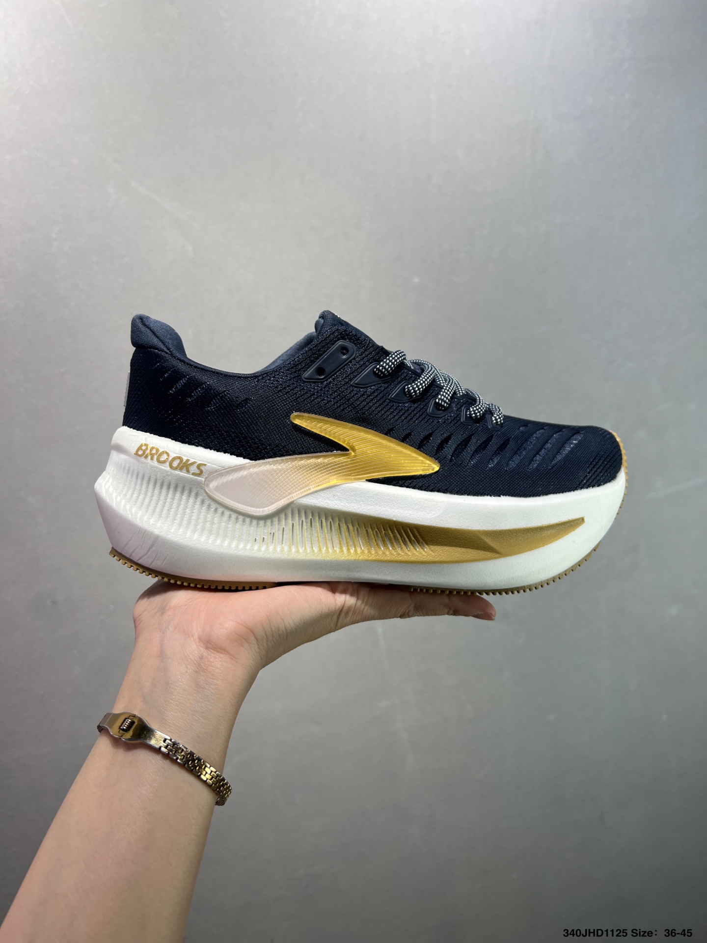 💰130
✅Brooks 布鲁克斯Glycerin Max 超级甘油 厚底马拉松缓震跑鞋
该鞋以厚实的中底和高分子注氮技术为特点 提供极致的缓震性能 鞋面柔软厚实 具有良好的包裹性能和散热性能 大底设计简单 纹路深 适合城市路面
货号:120436 1D 118
码数：如图
编码：340JHD1125